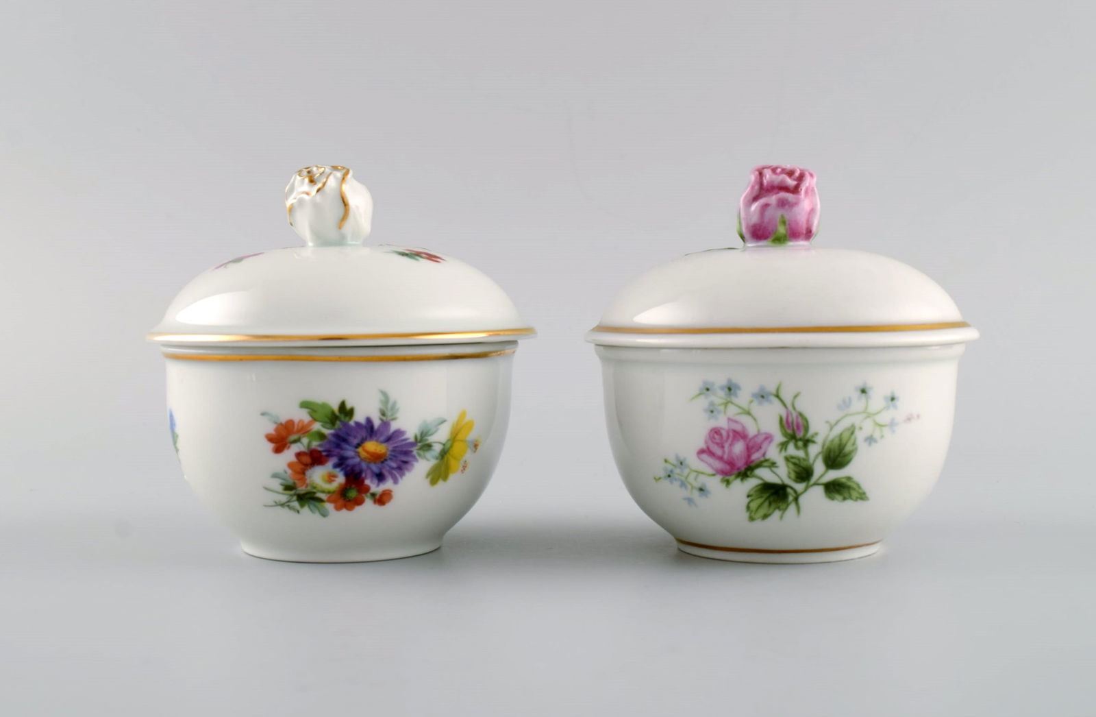 Fürstenberg, Germany. Two antique lidded bowls in hand-painted porcelain with flowers and gold - 4