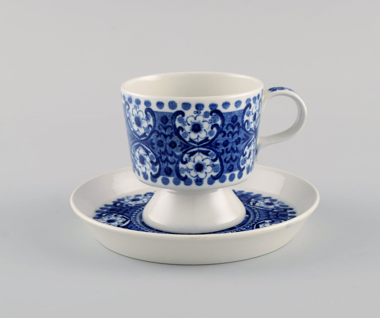 Raija Uosikkinen for Arabia. Ali porcelain coffee service with blue flower decoration for eight - 2