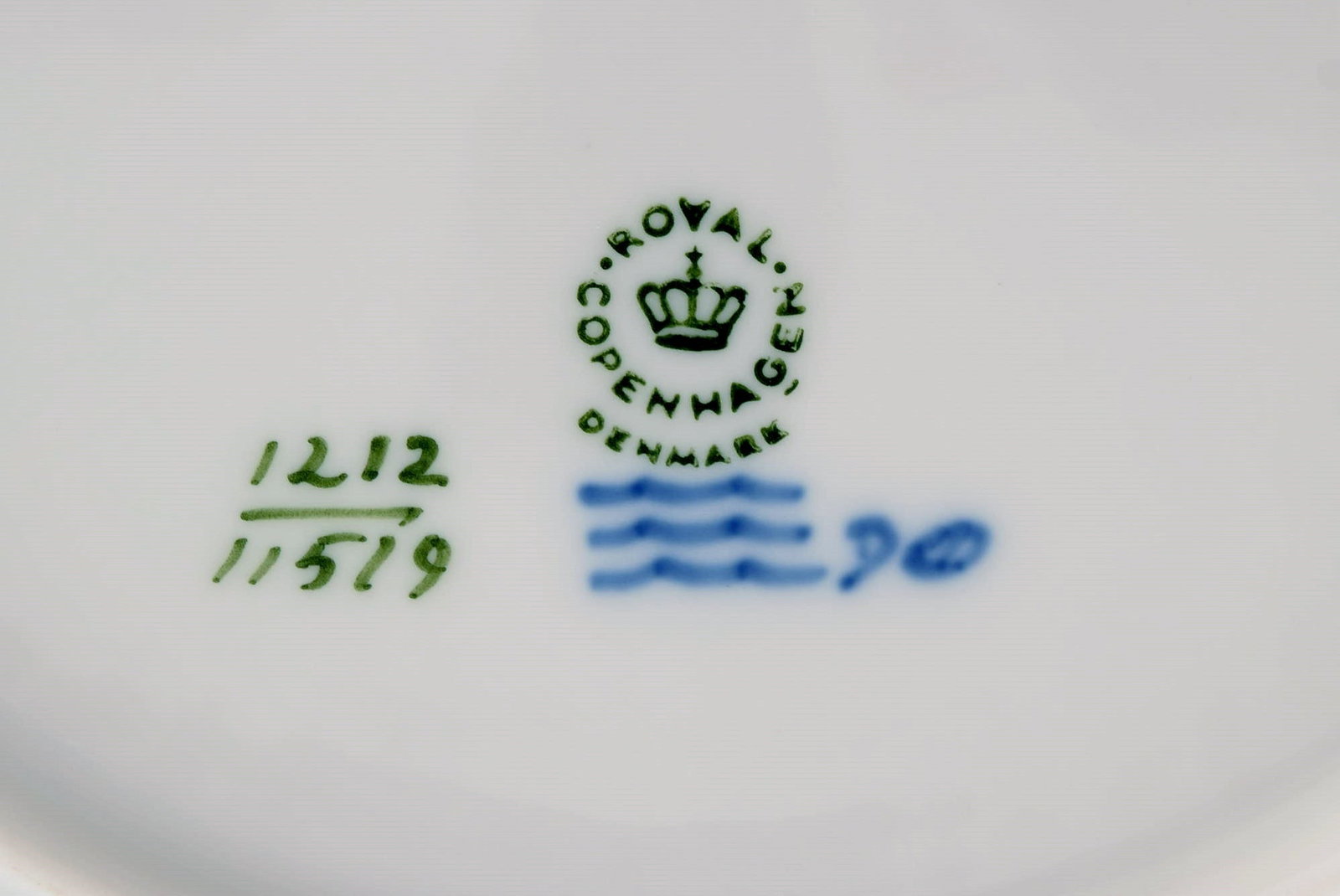 Twelve Royal Copenhagen Blue Fan dinner plates. 1960s / 70s. Model number 1212/11519. Designed by - 4