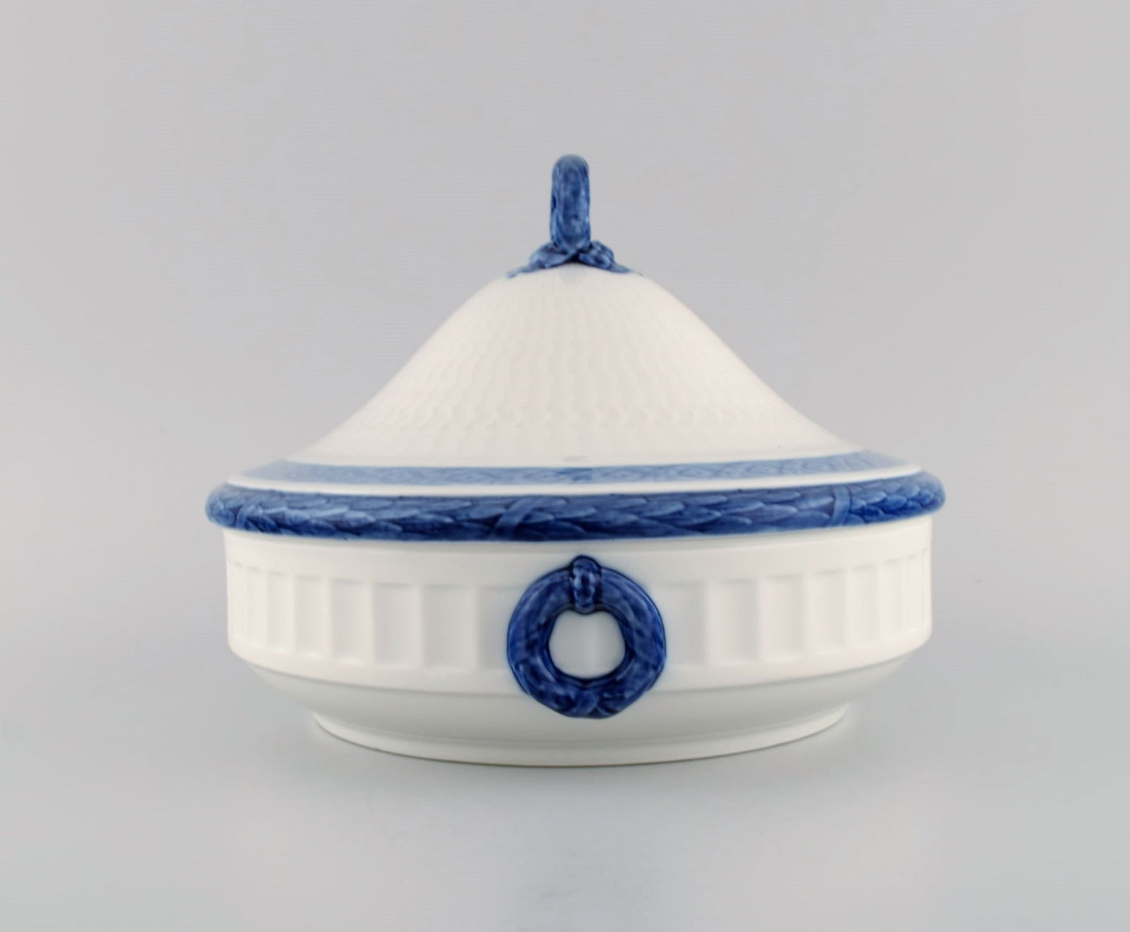 Royal Copenhagen Blue Fan lidded tureen. 1960s / 70s. Model number 1212/11503. Designed by Arnold - 2