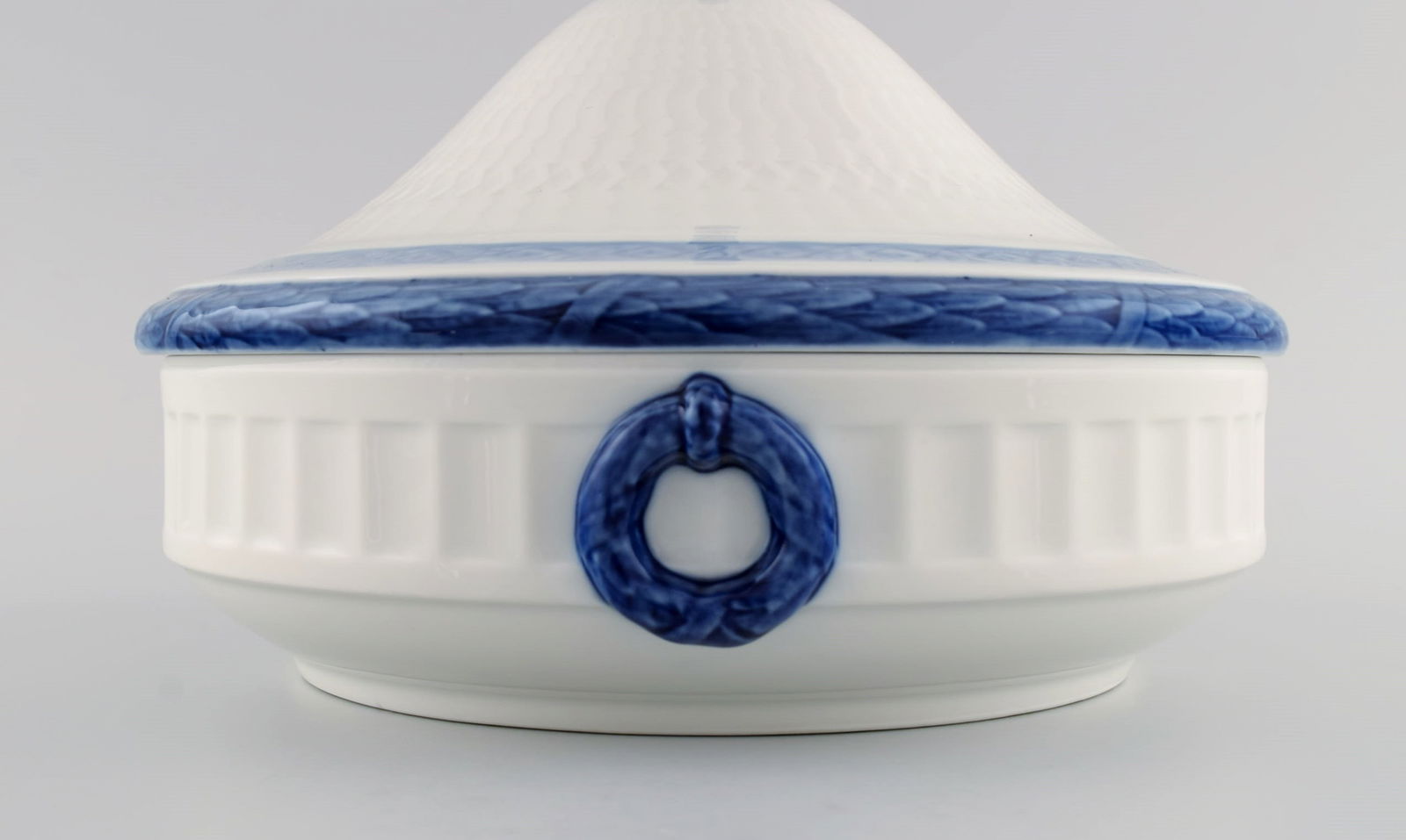 Royal Copenhagen Blue Fan lidded tureen. 1960s / 70s. Model number 1212/11503. Designed by Arnold - 3