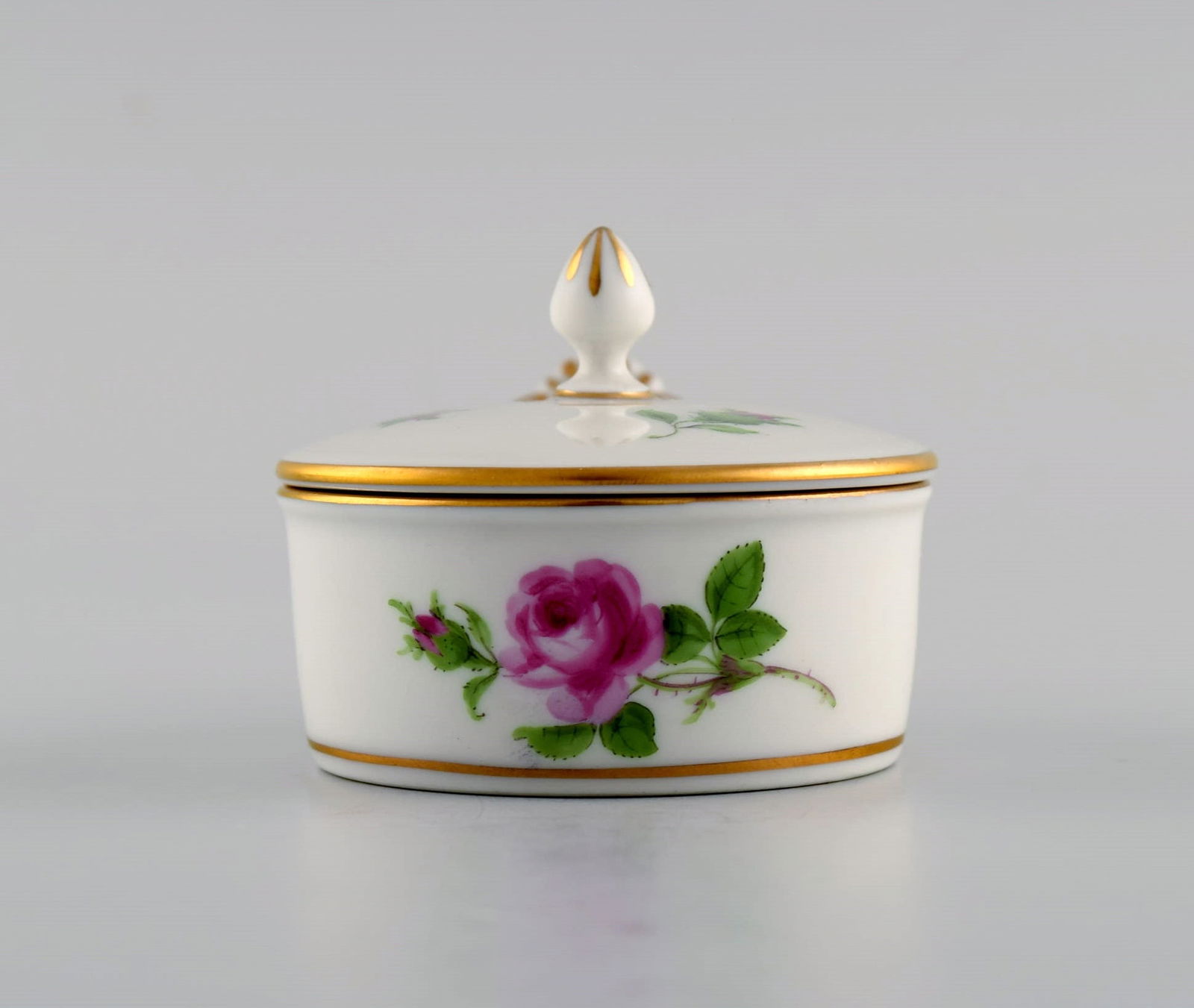 Small Meissen Pink Rose lidded tureen in hand-painted porcelain with gold edge. Early 20th century. - 2