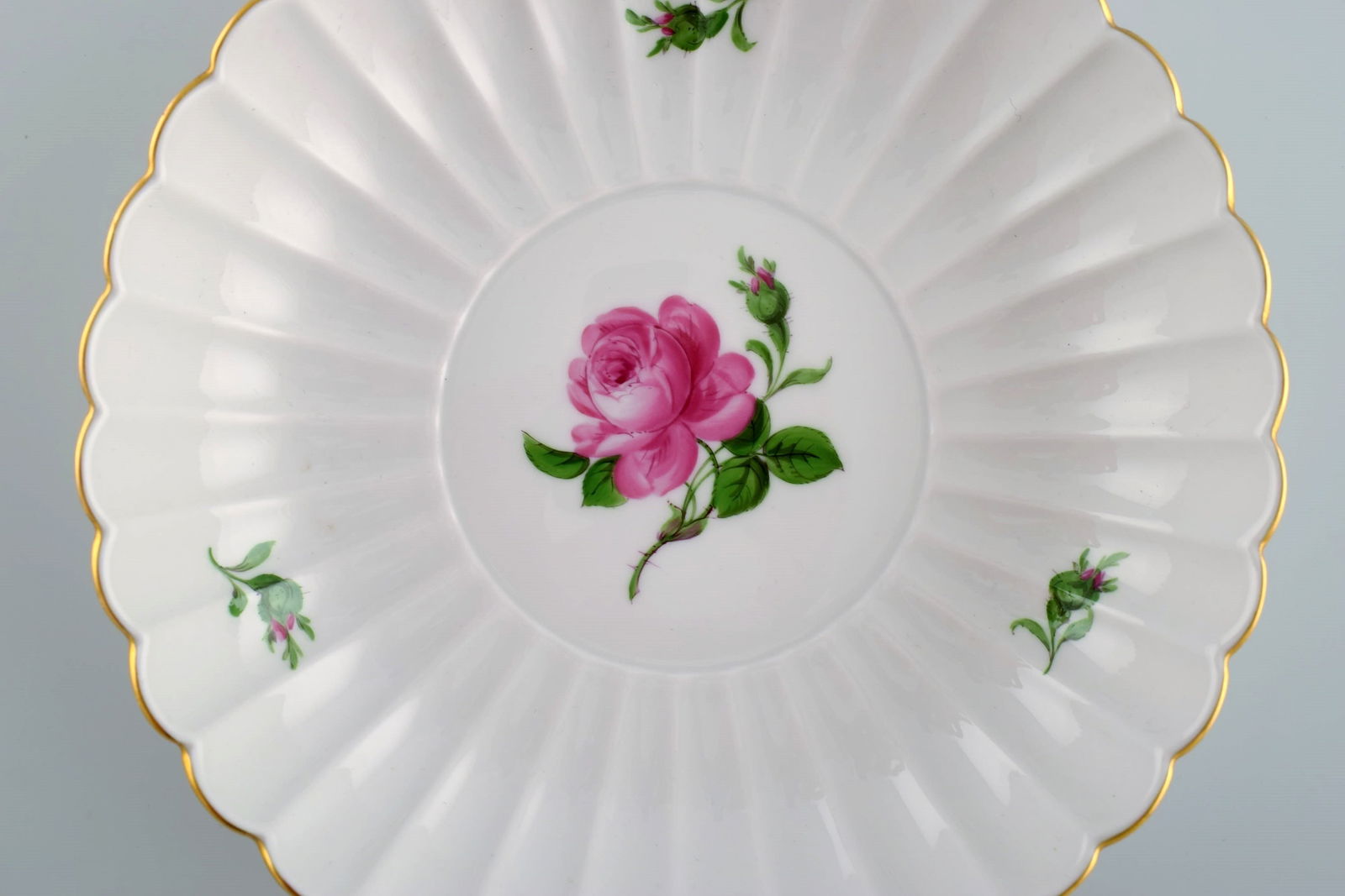 Round Meissen Pink Rose bowl in hand-painted porcelain with gold edge. Early 20th century. - 2