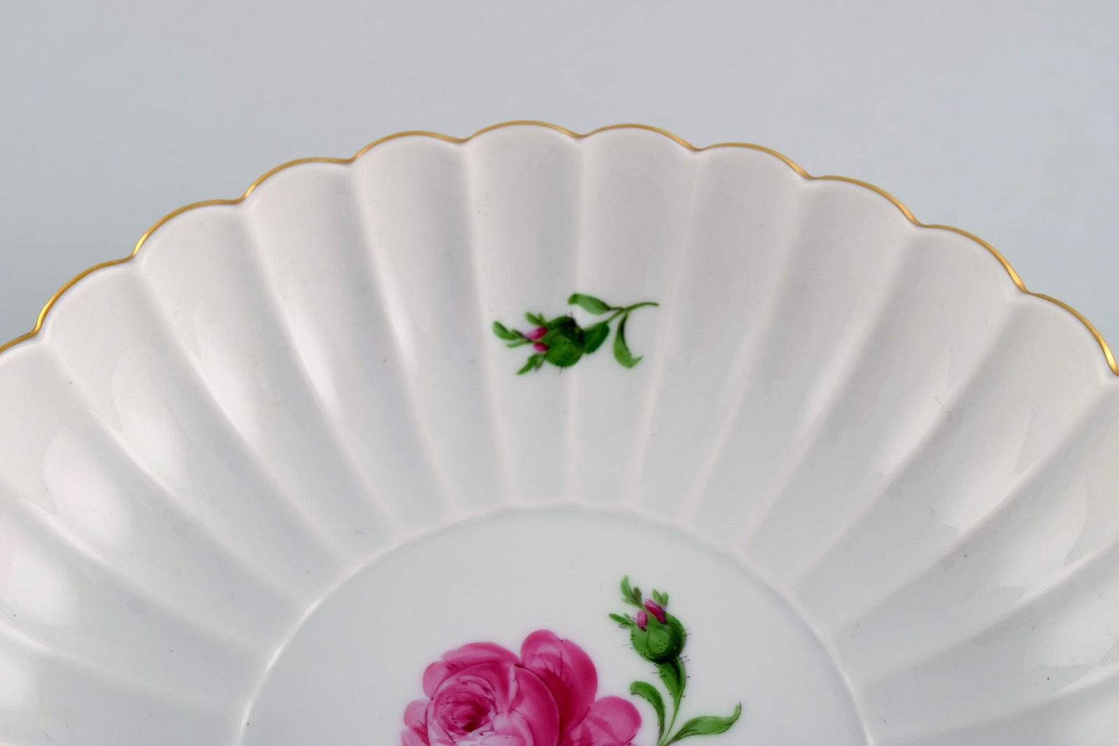 Round Meissen Pink Rose bowl in hand-painted porcelain with gold edge. Early 20th century. - 3