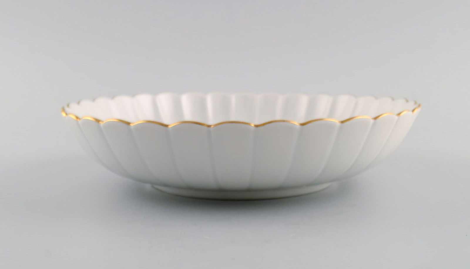 Round Meissen Pink Rose bowl in hand-painted porcelain with gold edge. Early 20th century. - 4