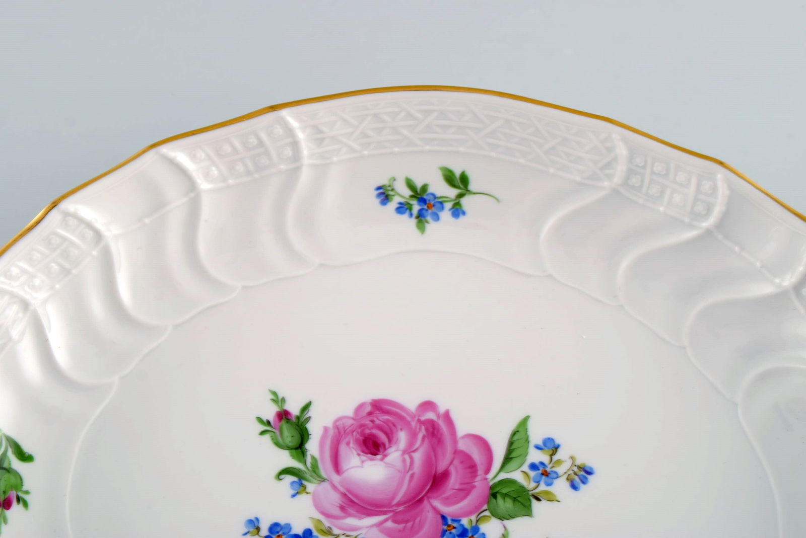 Oval Meissen Pink Rose bowl in hand-painted porcelain with gold edge. Early 20th century. - 4