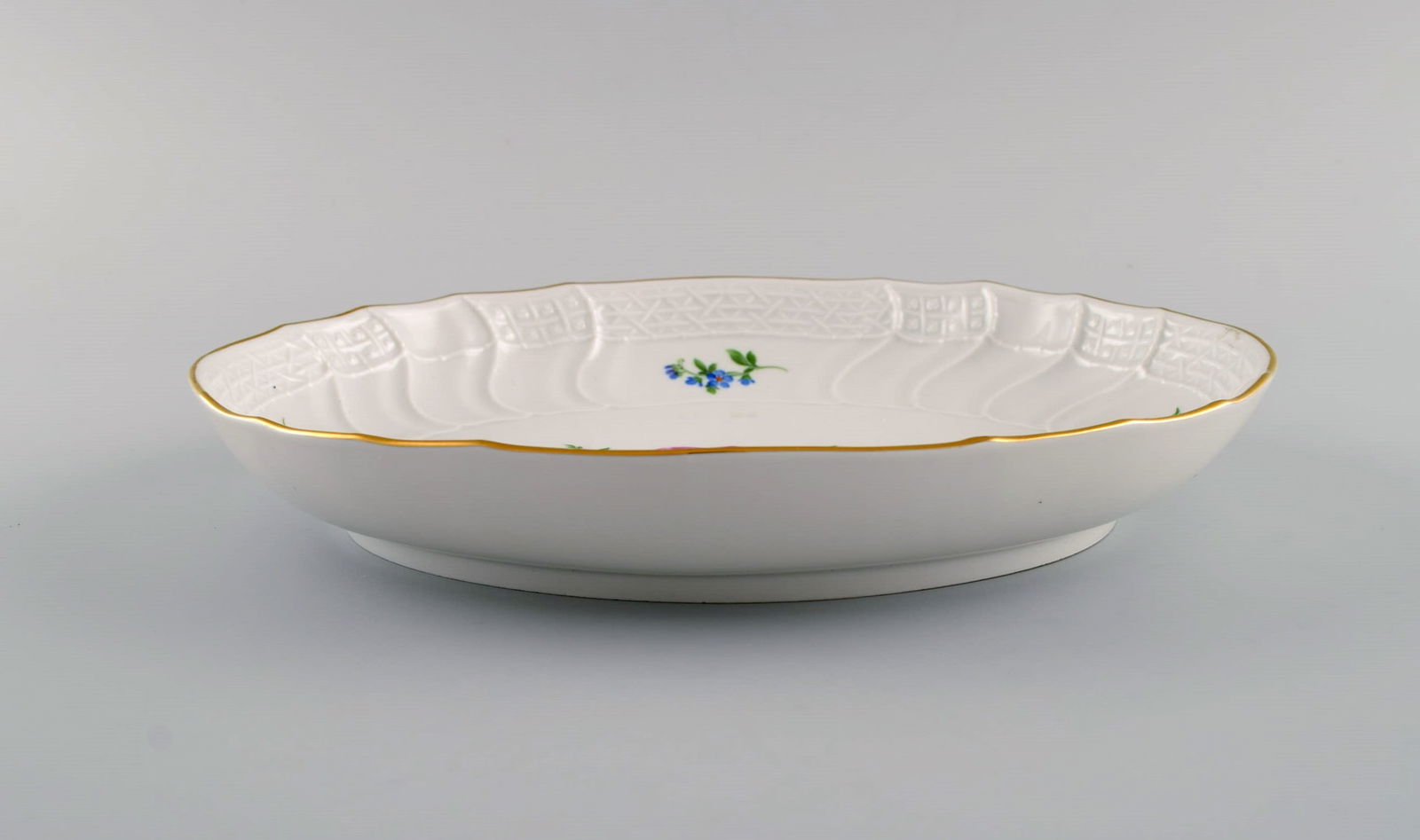 Oval Meissen Pink Rose bowl in hand-painted porcelain with gold edge. Early 20th century. - 5