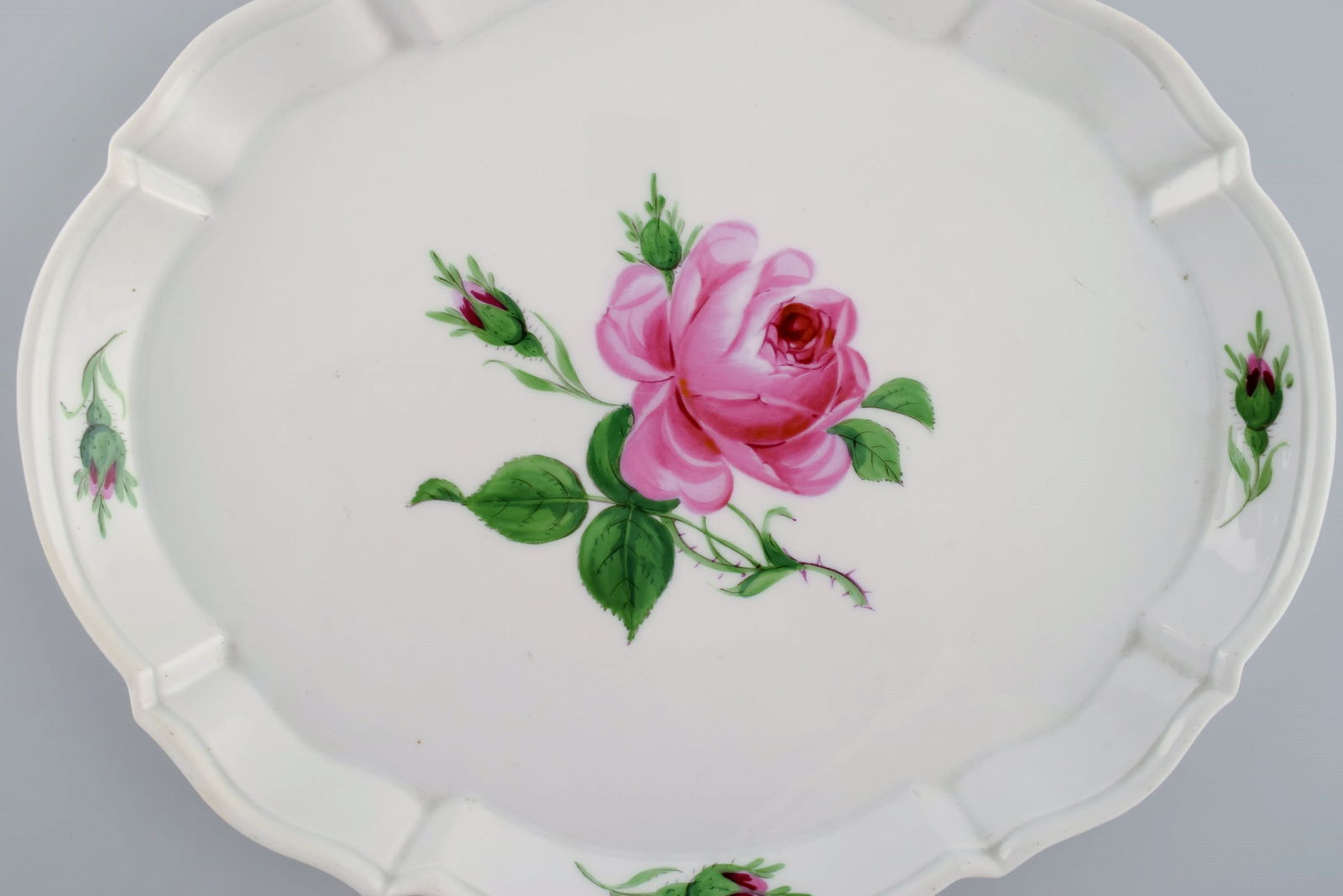 Meissen Pink Rose tray in hand-painted porcelain with gold edge. Early 20th century. - 2