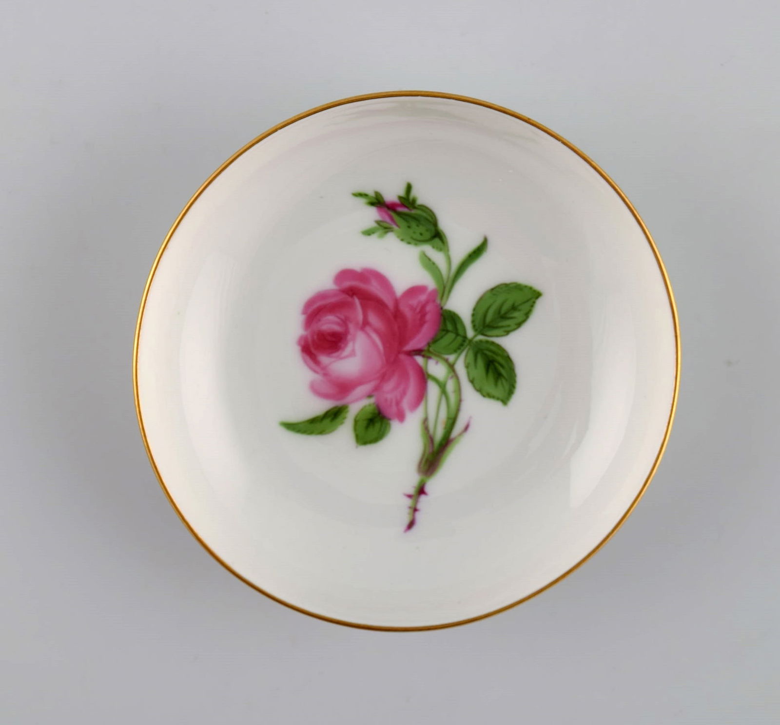 Six small Meissen Pink Rose bowls in hand-painted porcelain with gold edge. Early 20th century. - 2