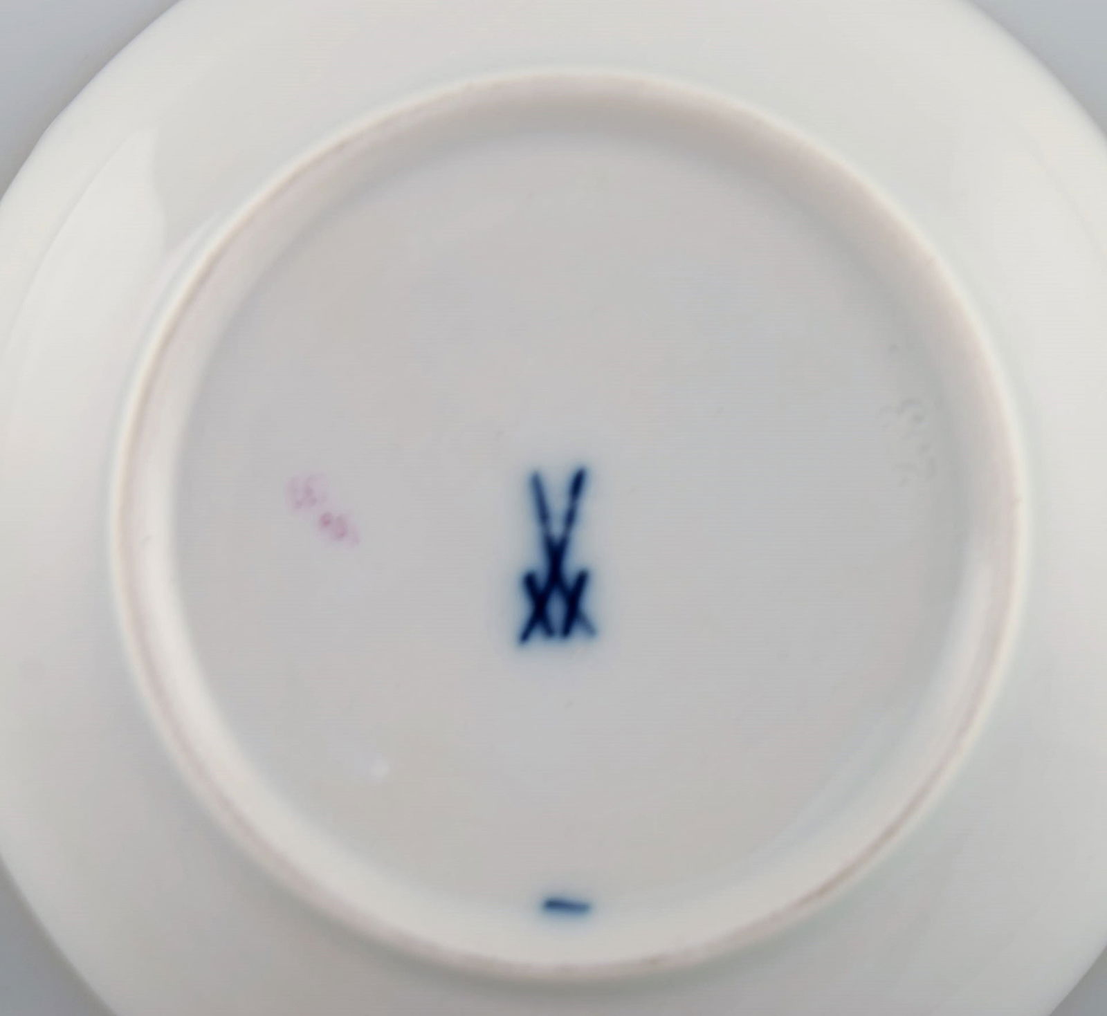 Six small Meissen Pink Rose bowls in hand-painted porcelain with gold edge. Early 20th century. - 4