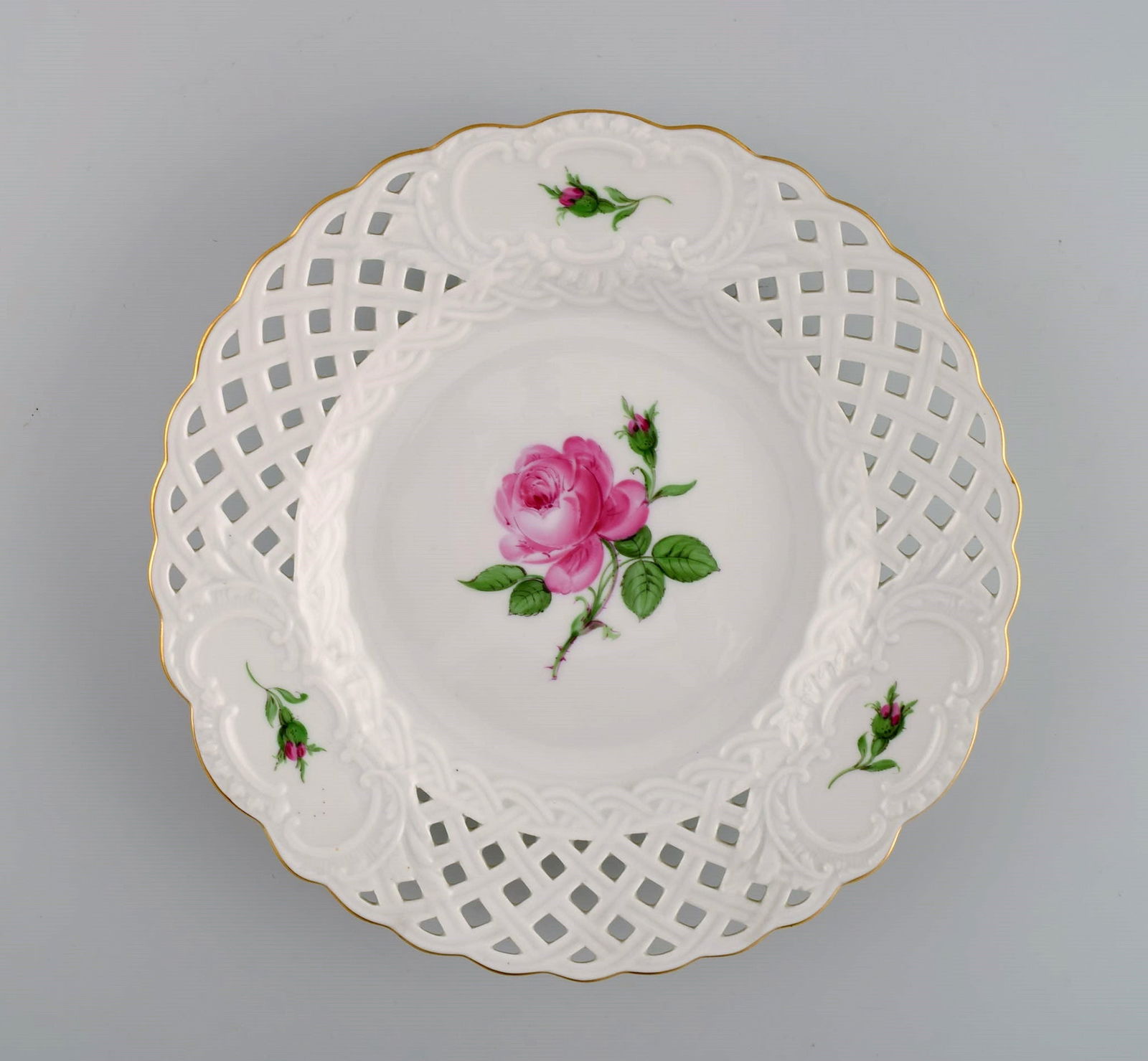 Four Meissen Pink Rose plates in openwork porcelain with hand-painted roses and gold edge. Early - 2