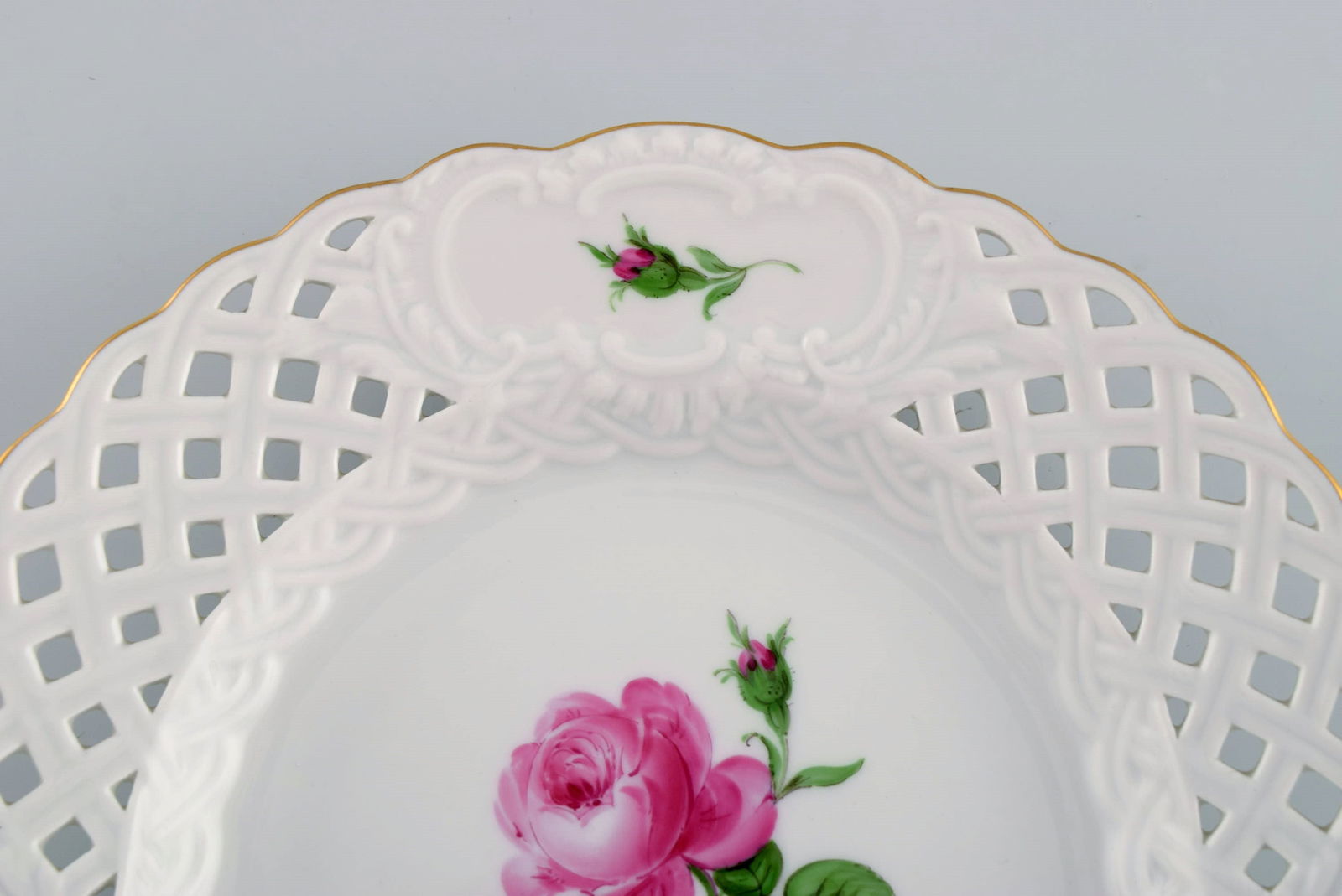 Four Meissen Pink Rose plates in openwork porcelain with hand-painted roses and gold edge. Early - 4