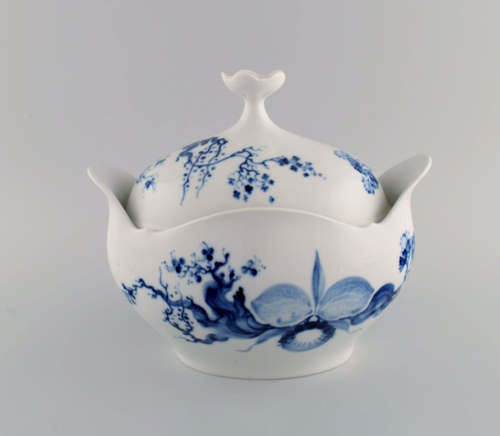 Meissen Blue Orchid. Art deco soup tureen in hand-painted porcelain. Mid-20th century. - 2