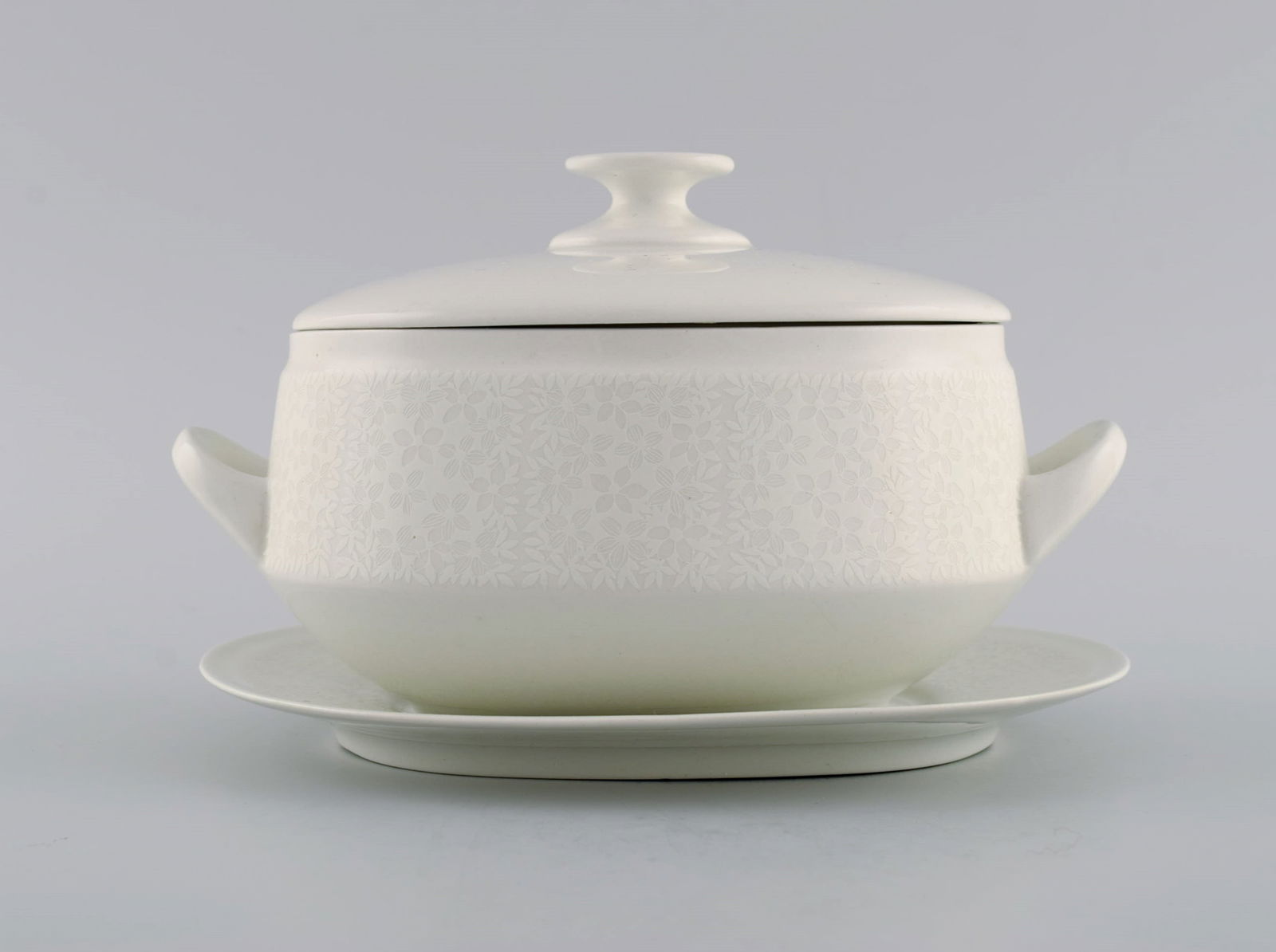Raija Uosikkinen for Arabia. Pitsi lidded tureen with saucer with floral decoration. Dated - 3