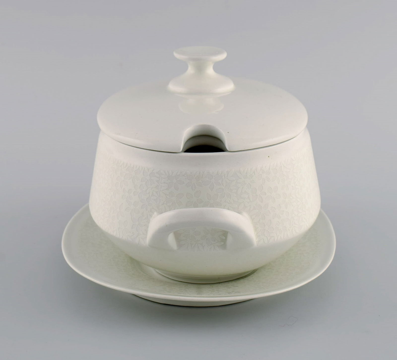 Raija Uosikkinen for Arabia. Pitsi lidded tureen with saucer with floral decoration. Dated - 4