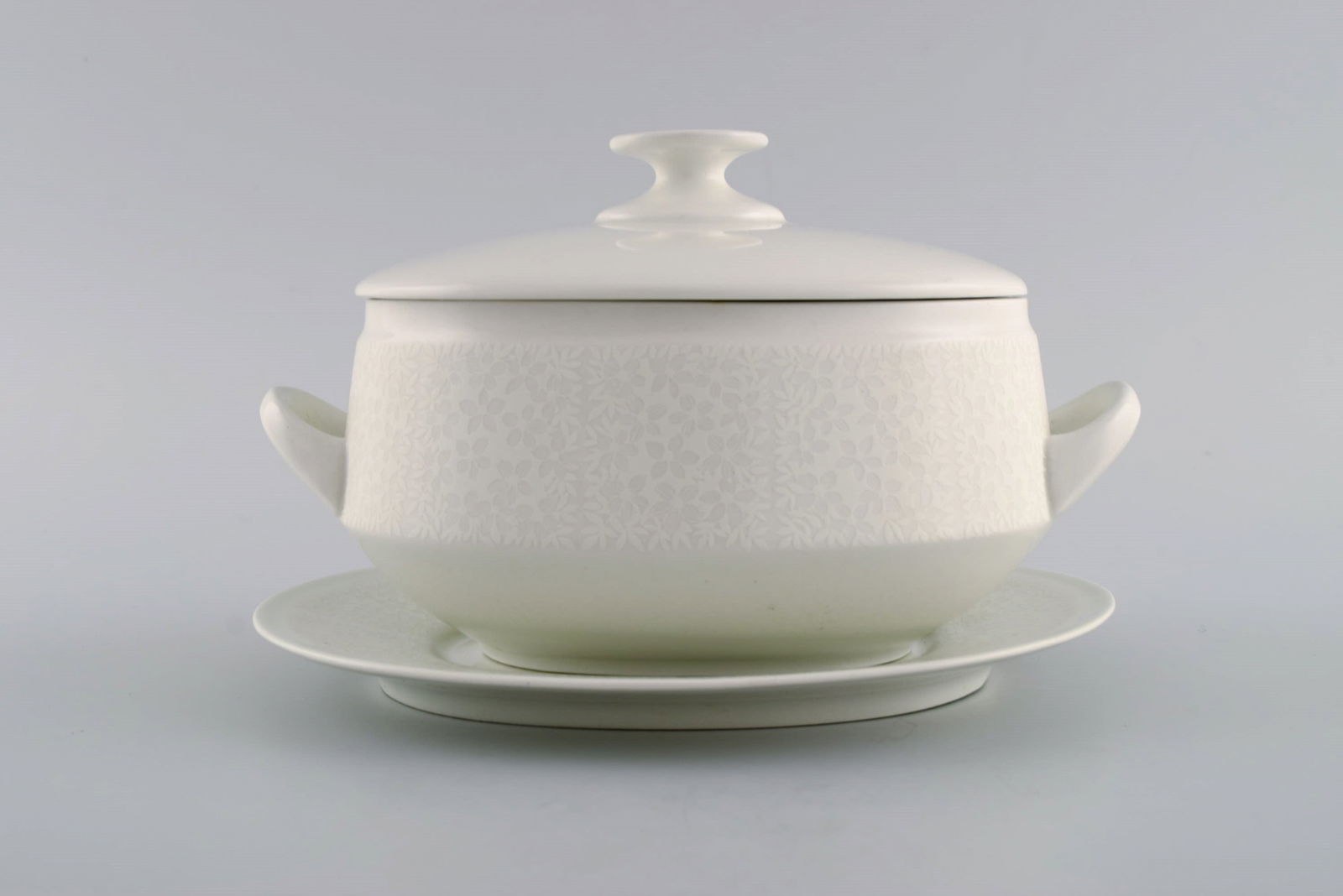 Raija Uosikkinen for Arabia. Pitsi lidded tureen with saucer with floral decoration. Dated - 5