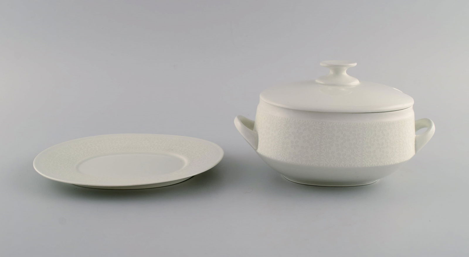 Raija Uosikkinen for Arabia. Pitsi lidded tureen with saucer with floral decoration. Dated - 6