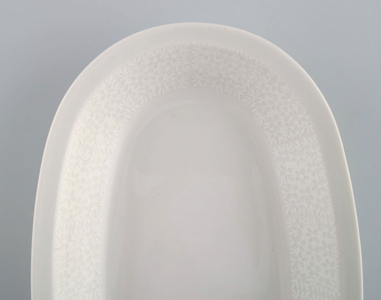 Raija Uosikkinen for Arabia. Two Pitsi porcelain bowls with floral decoration. Dated 1967-1974. - 3