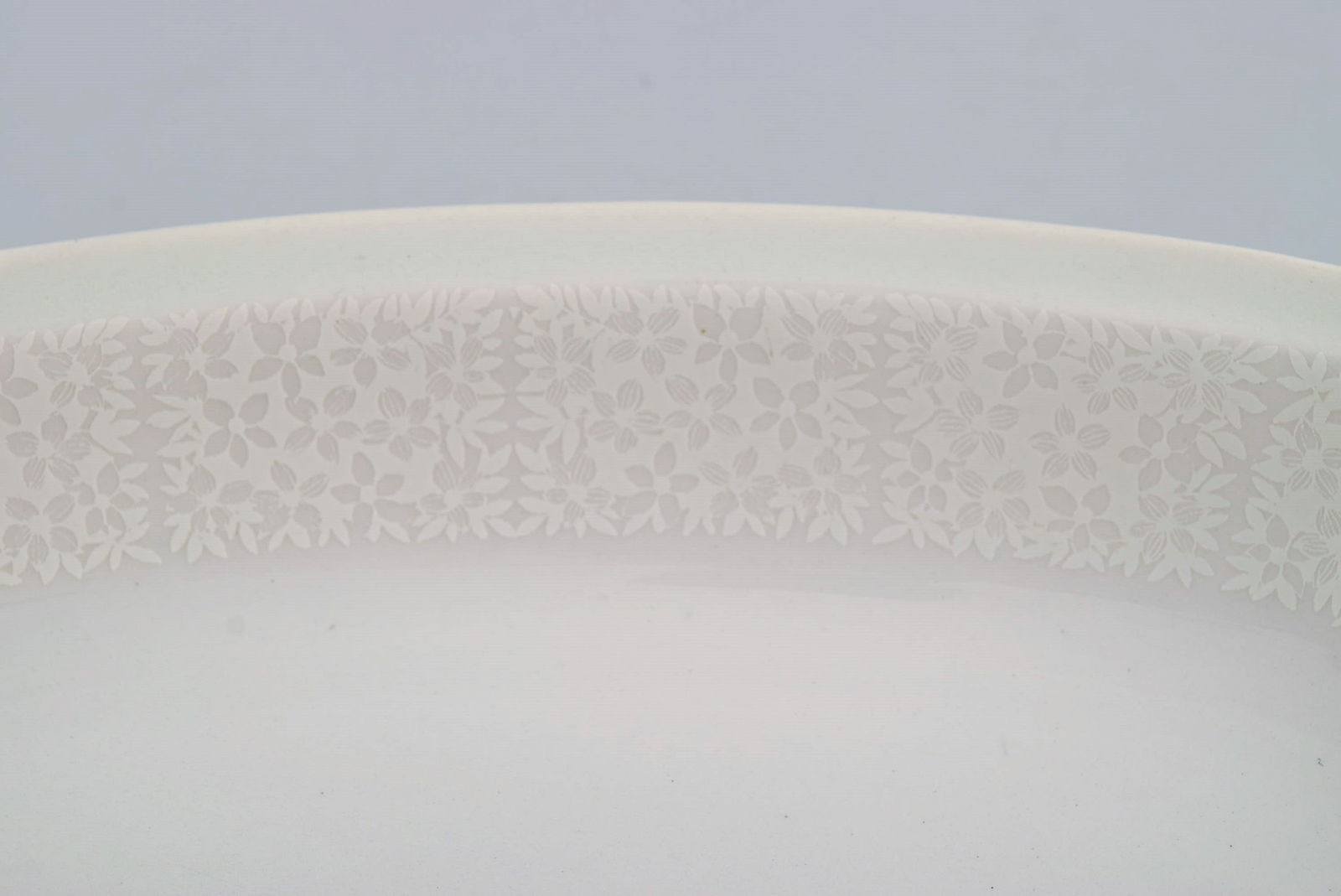 Raija Uosikkinen for Arabia. Two Pitsi porcelain bowls with floral decoration. Dated 1967-1974. - 4