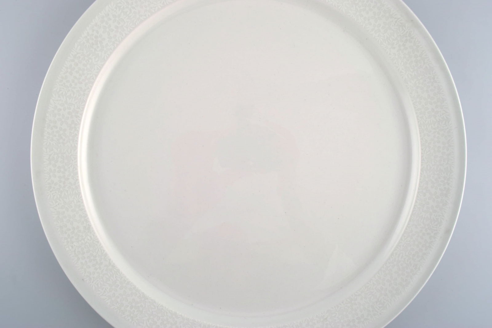 Raija Uosikkinen for Arabia. Round Pitsi serving dish with flower decoration. Dated 1967-1974. - 2