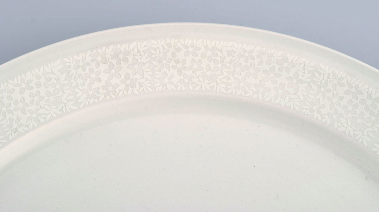 Raija Uosikkinen for Arabia. Round Pitsi serving dish with flower decoration. Dated 1967-1974. - 3