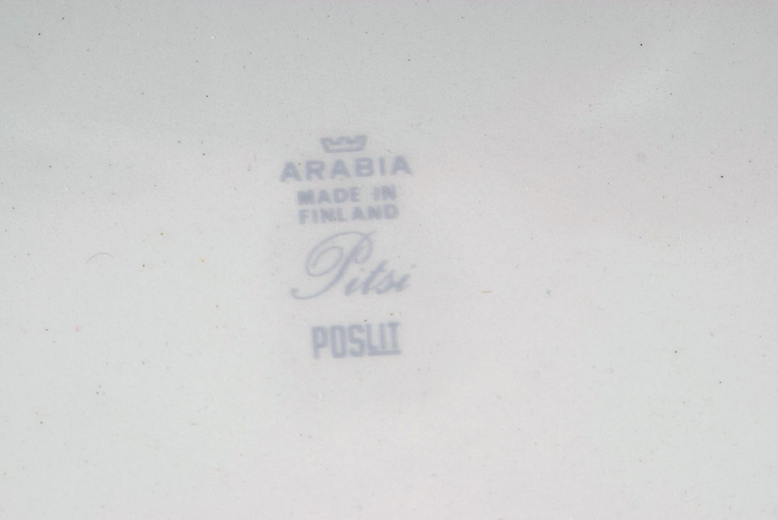 Raija Uosikkinen for Arabia. Round Pitsi serving dish with flower decoration. Dated 1967-1974. - 4