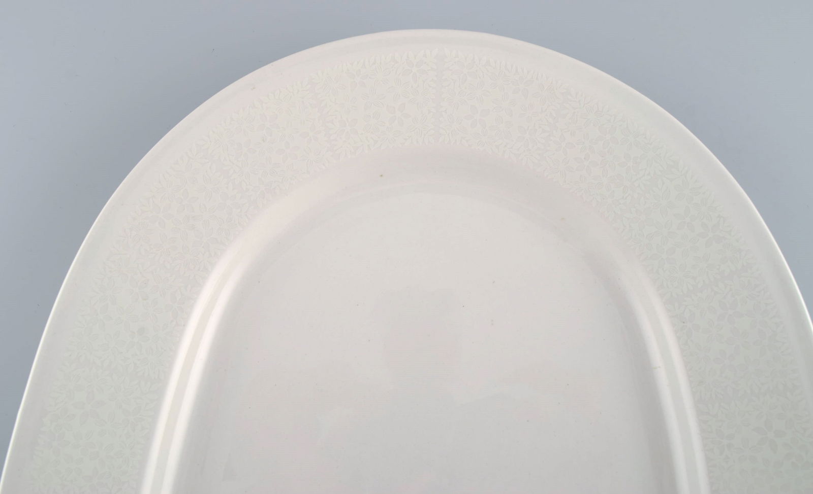 Raija Uosikkinen for Arabia. Large Pitsi serving dish with flower decoration. Dated 1967-1974. - 2