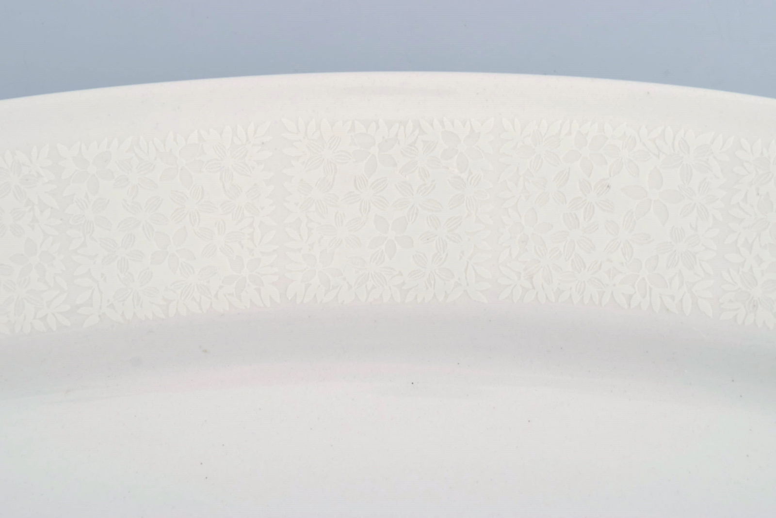 Raija Uosikkinen for Arabia. Large Pitsi serving dish with flower decoration. Dated 1967-1974. - 3