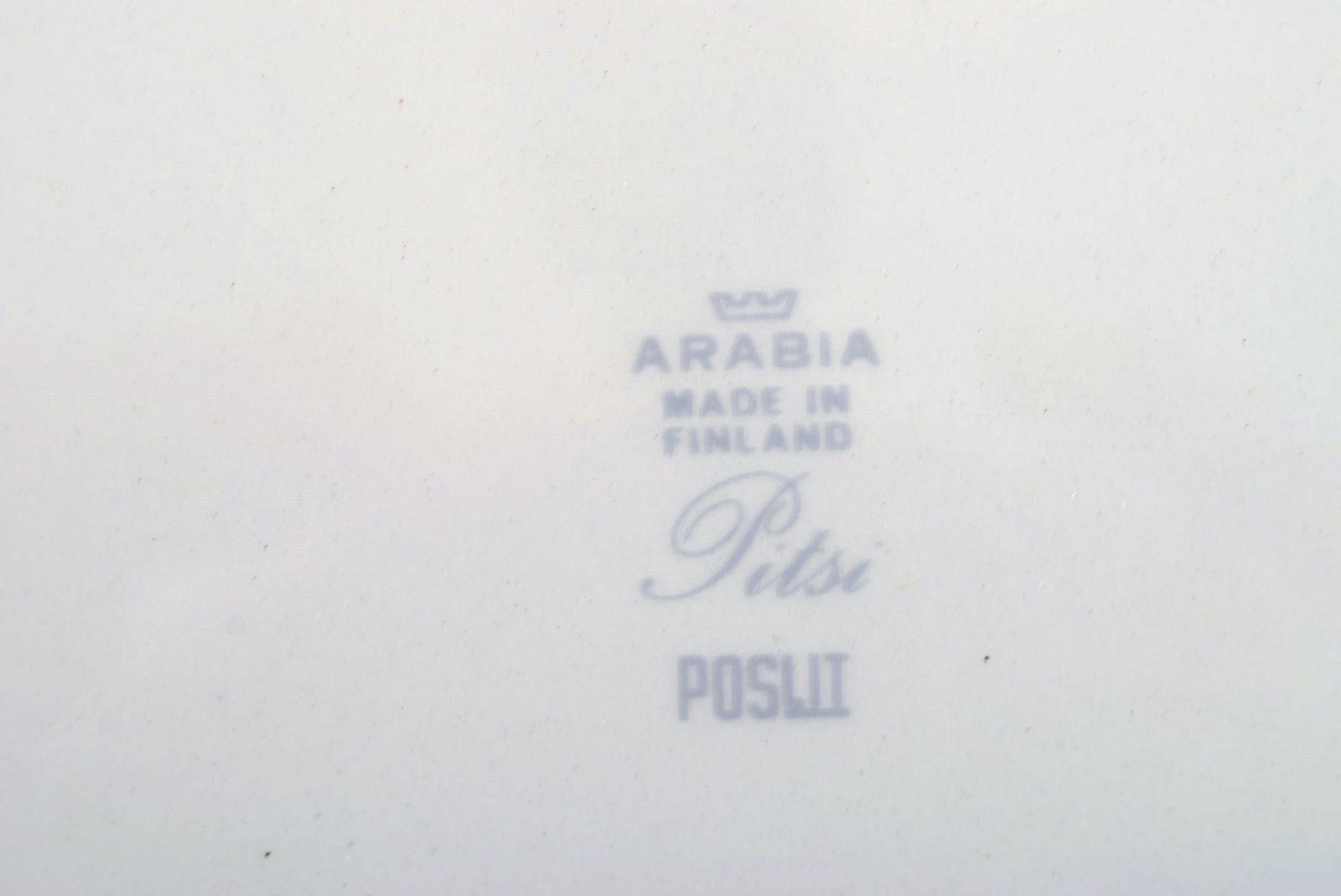 Raija Uosikkinen for Arabia. Large Pitsi serving dish with flower decoration. Dated 1967-1974. - 4