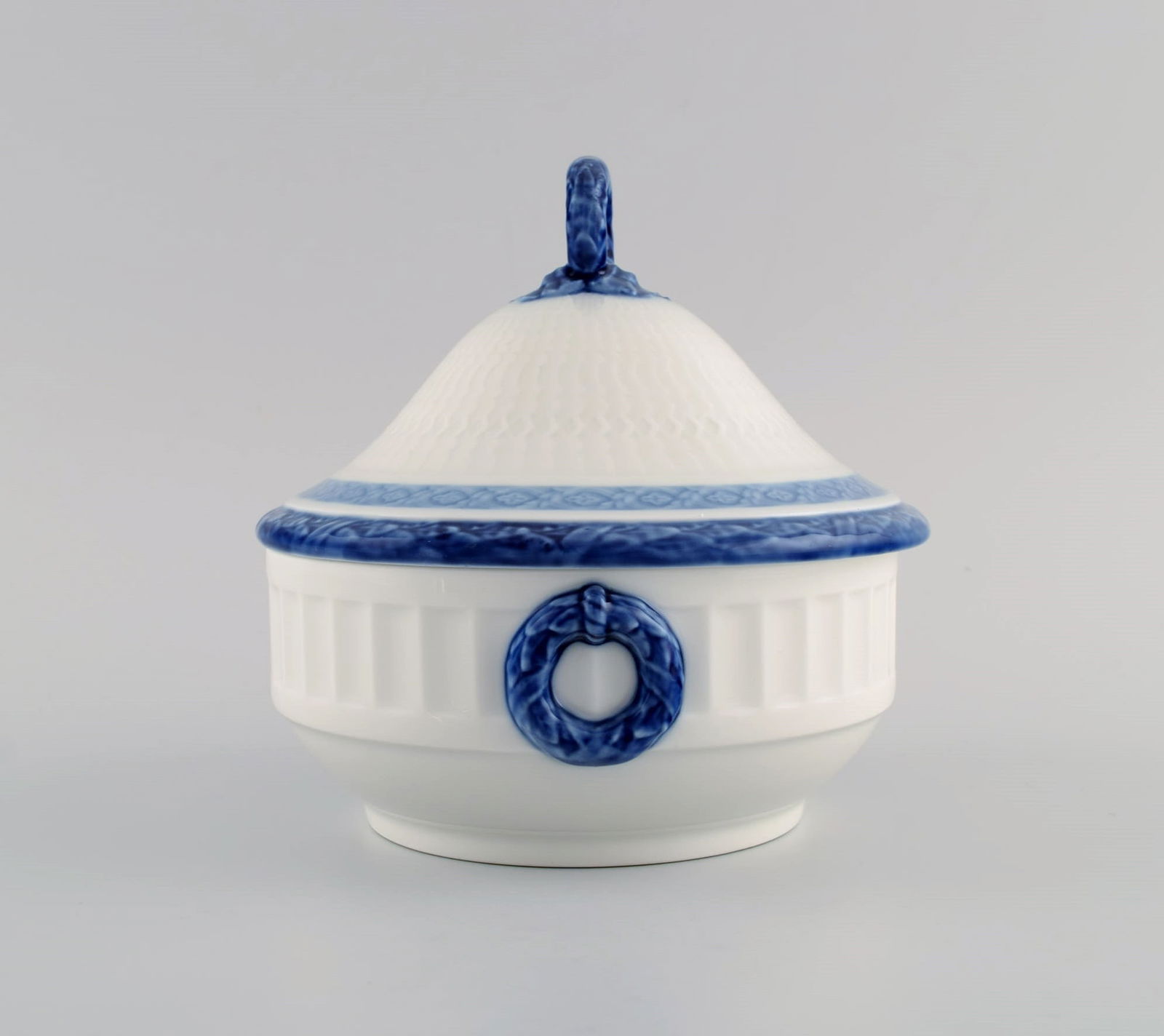 Small Royal Copenhagen Blue Fan lidded tureen. Dated 1968. - 2