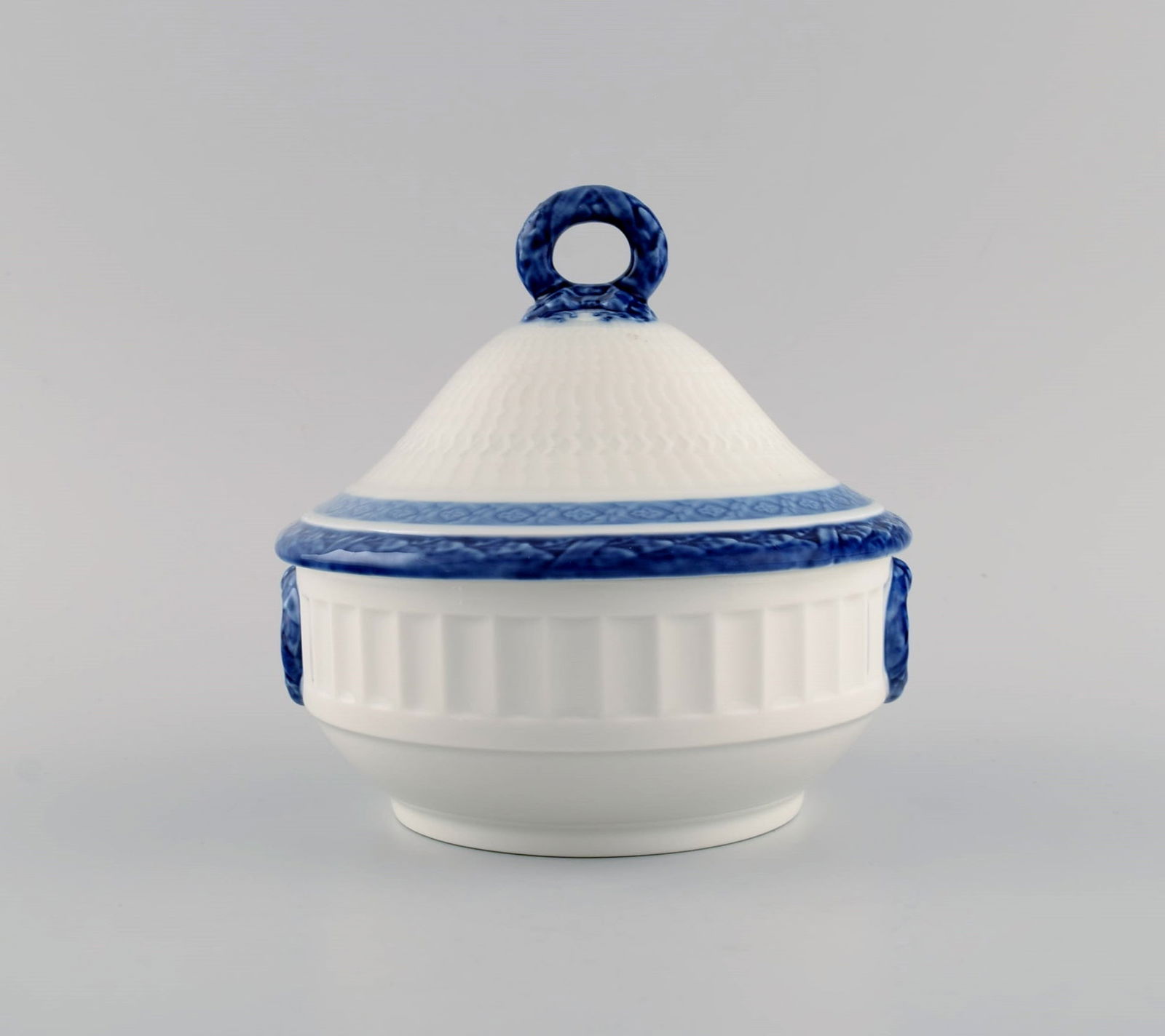 Small Royal Copenhagen Blue Fan lidded tureen. Dated 1968. - 3