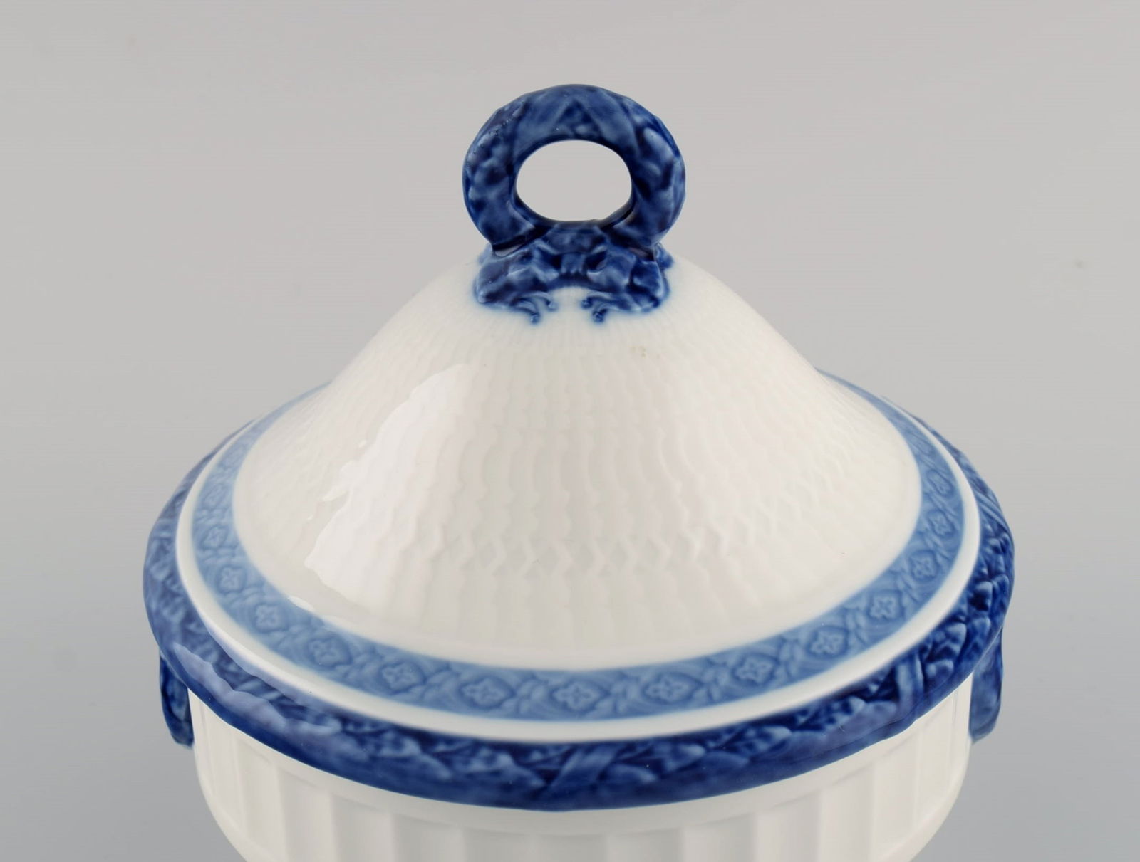 Small Royal Copenhagen Blue Fan lidded tureen. Dated 1968. - 4