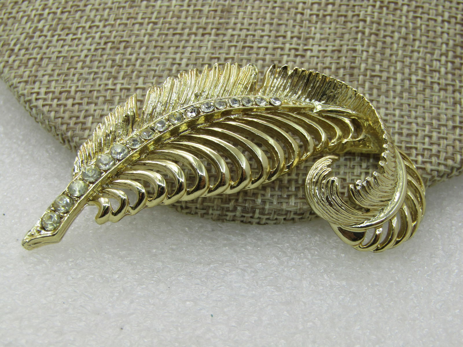 Vintage Curled Leaf Rhinestone Brooch, 2.5": Vintage Curled Leaf Rhinestone Brooch, 2.5" by 1.5" with clear rhinestones down the center of the brooch. 1960's. Not signed by them aker. Very good condition. Reserve: $20.00 Shipping: Domestic: Flat