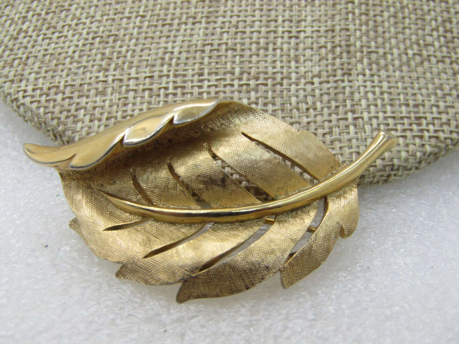 Vintage 1960's Leaf Brooch, Textured & Smooth, 2.25" (1 of 7)