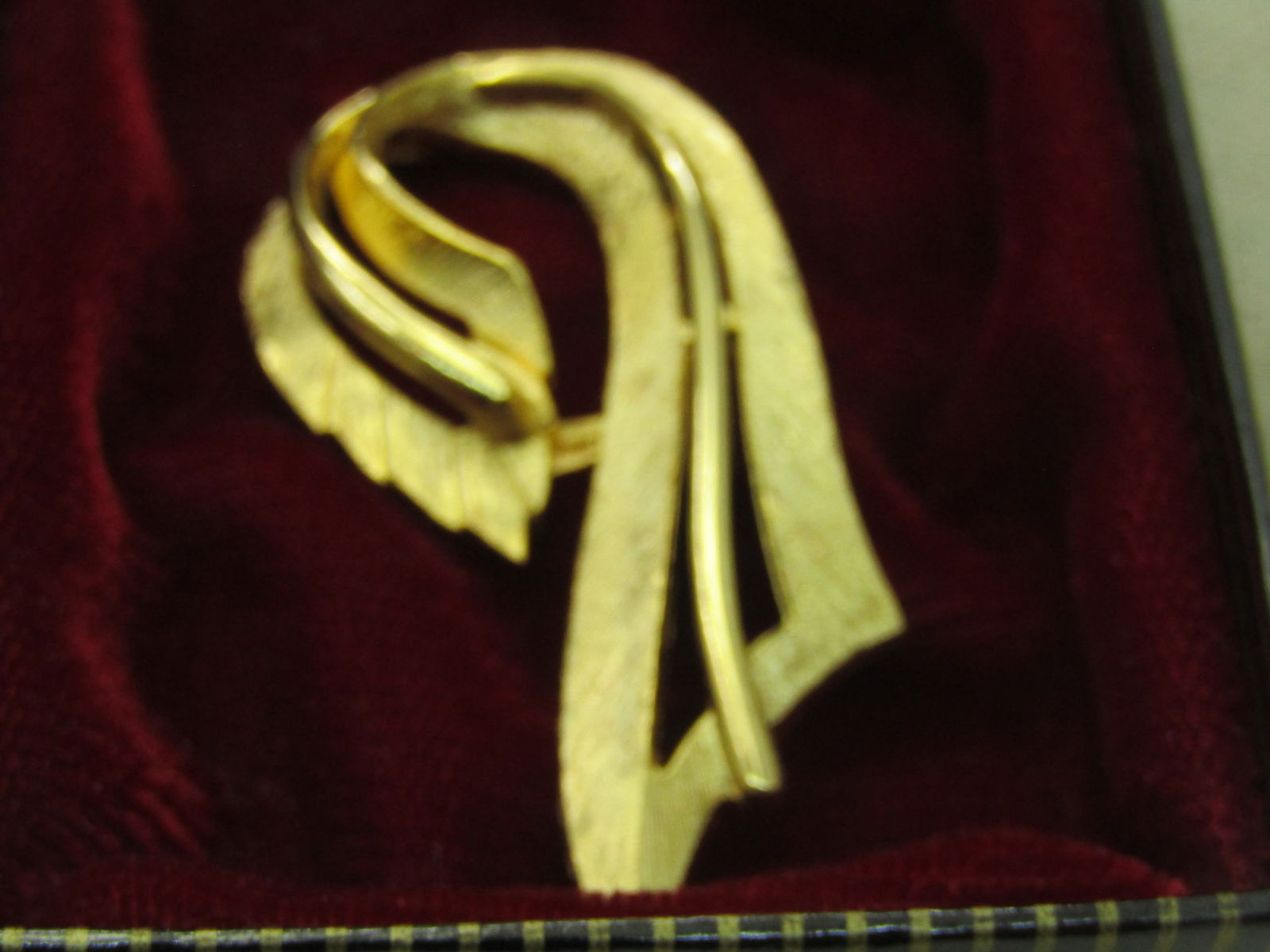 Vintage Gold tone Looped Bow Brooch, Original Box - 2