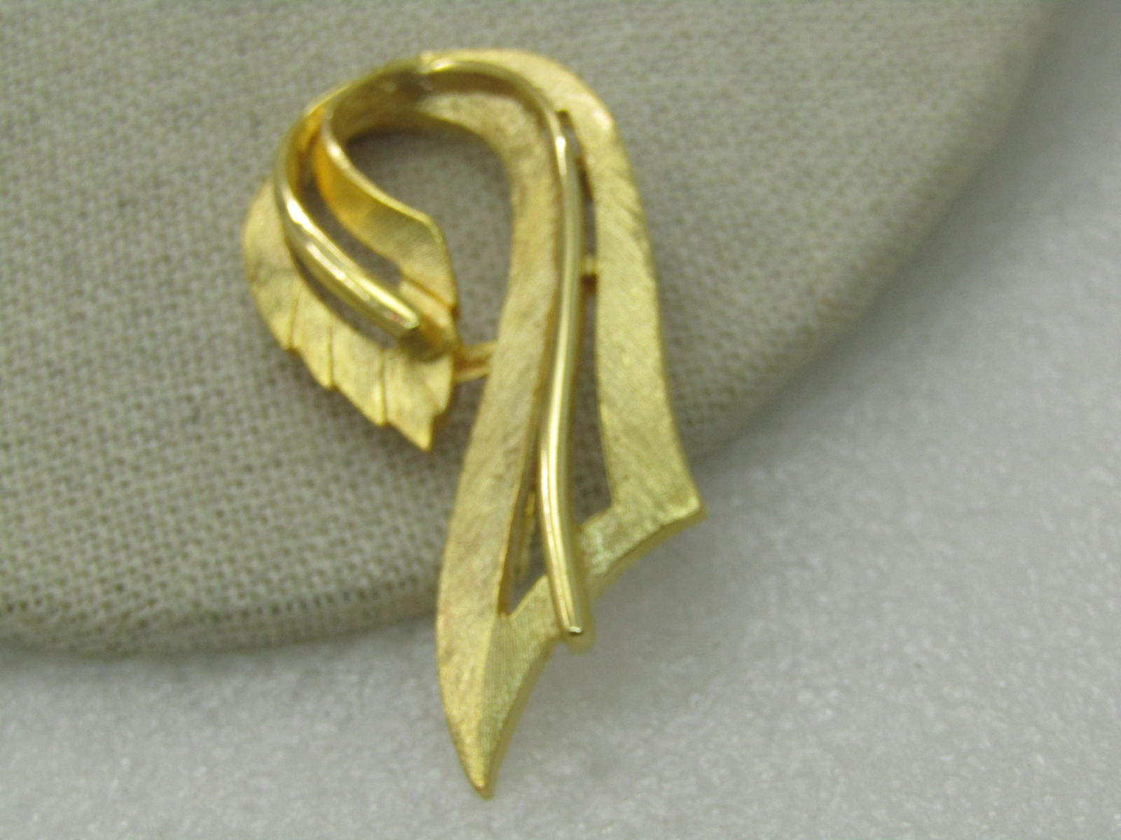 Vintage Gold tone Looped Bow Brooch, Original Box - 4