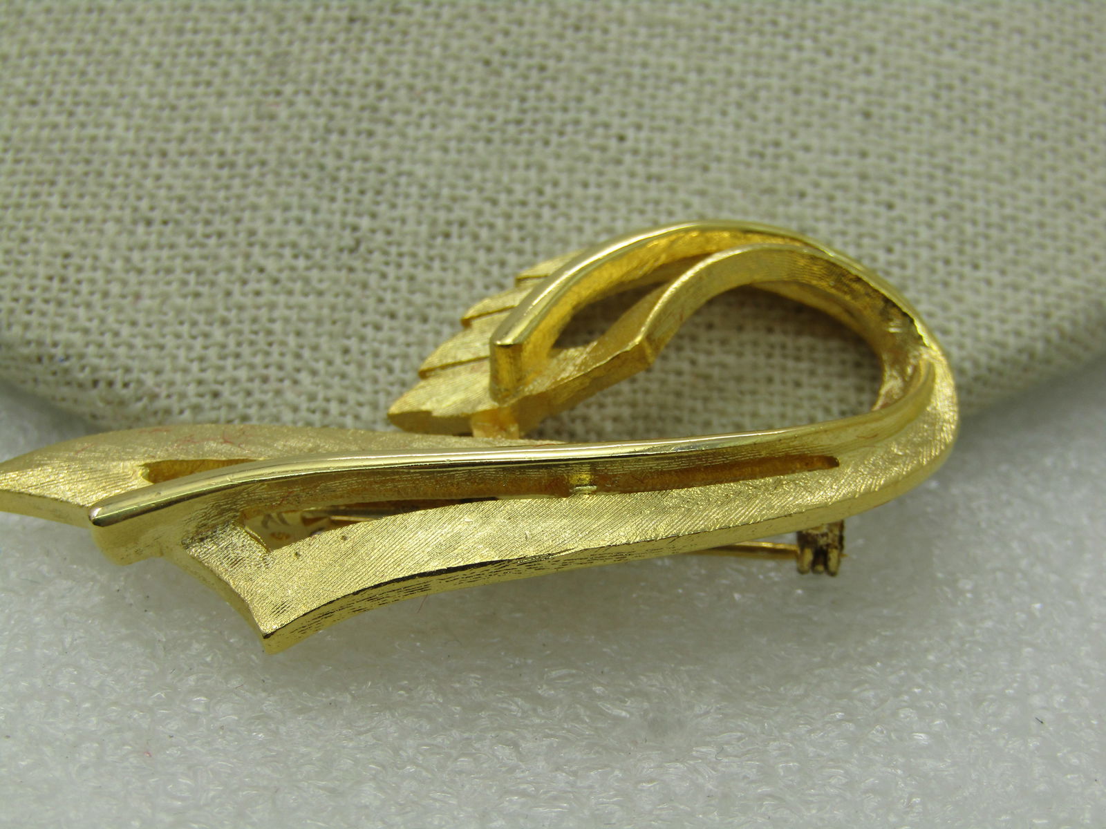 Vintage Gold tone Looped Bow Brooch, Original Box - 5