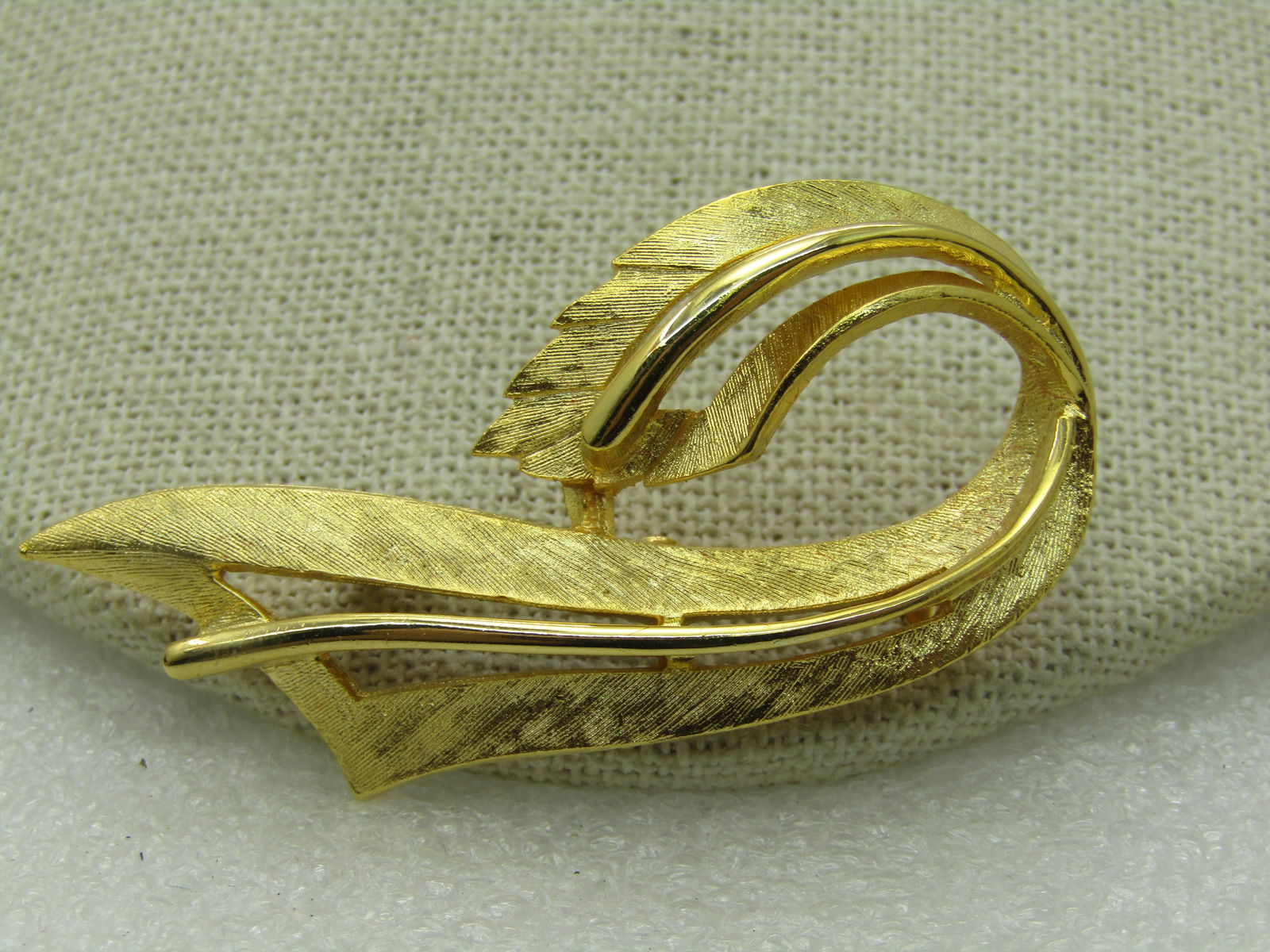 Vintage Gold tone Looped Bow Brooch, Original Box - 6