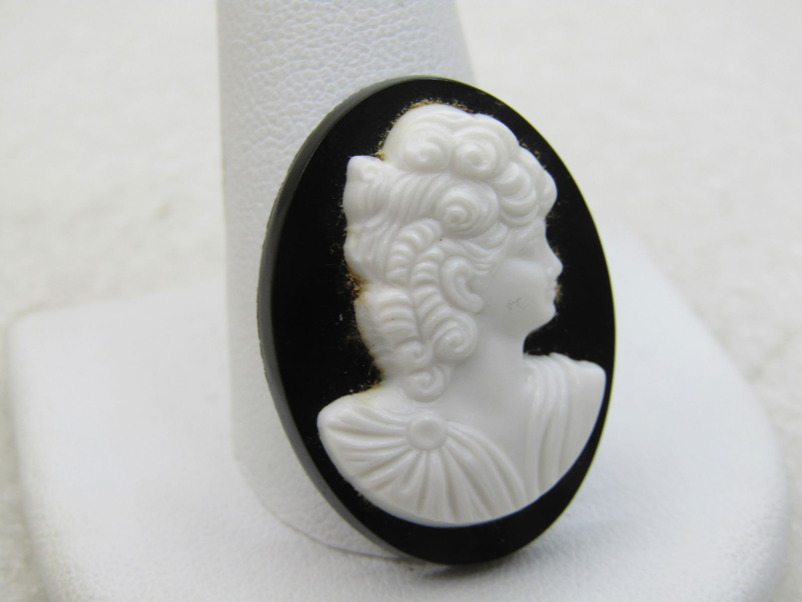 Vintage Black & White Cameo Brooch, Plastic, 1", 1960s NL - 2