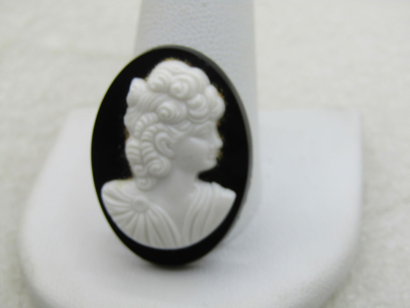 Vintage Black & White Cameo Brooch, Plastic, 1", 1960s NL - 3