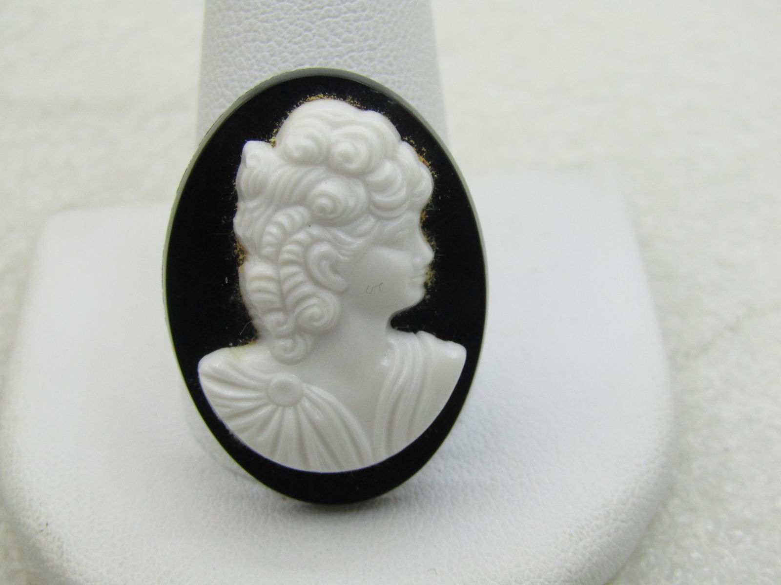 Vintage Black & White Cameo Brooch, Plastic, 1", 1960s NL - 4