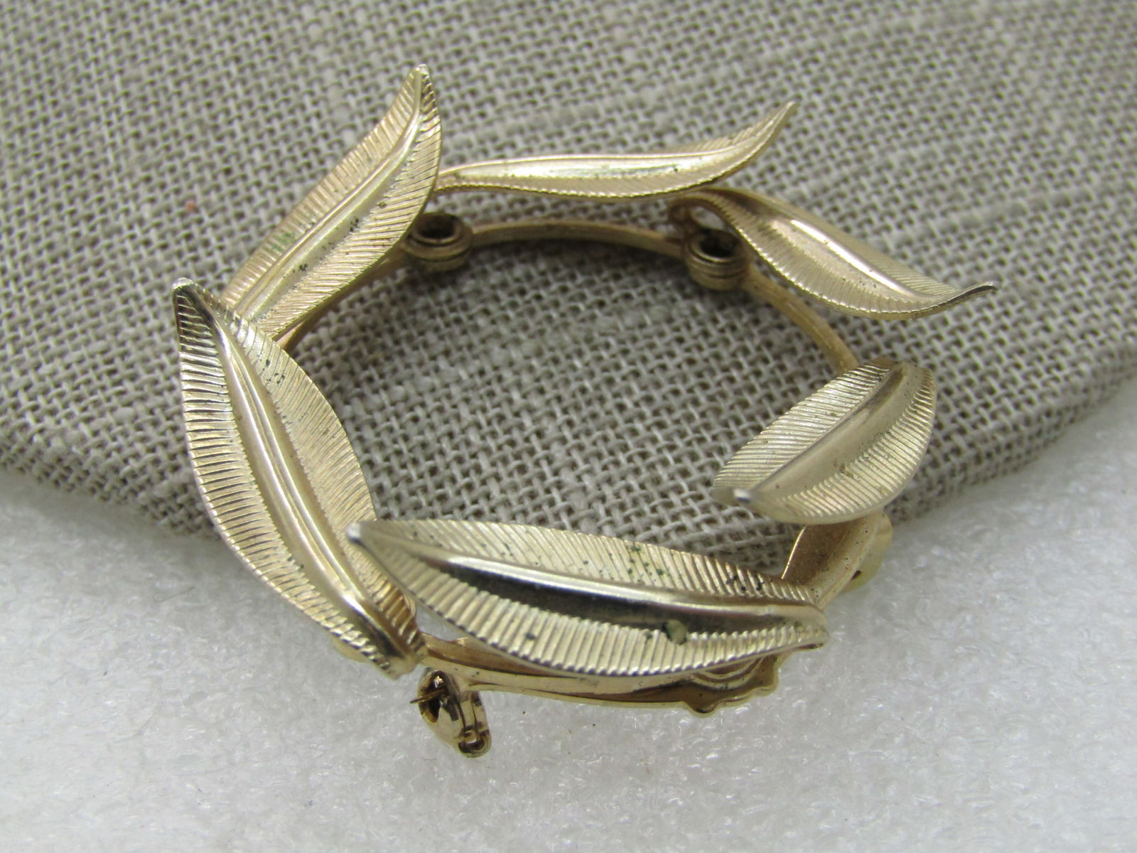 Vintage Leaf Circle Brooch, 1960's, 1.5": Vintage Leaf Circle Brooch, 1960's, 1.5", gold tone with textured and slightly curled leaves with a smooth center vein. Very good condition. Not signed by the maker. (INV. W. 101020.6 SS3462 J LD