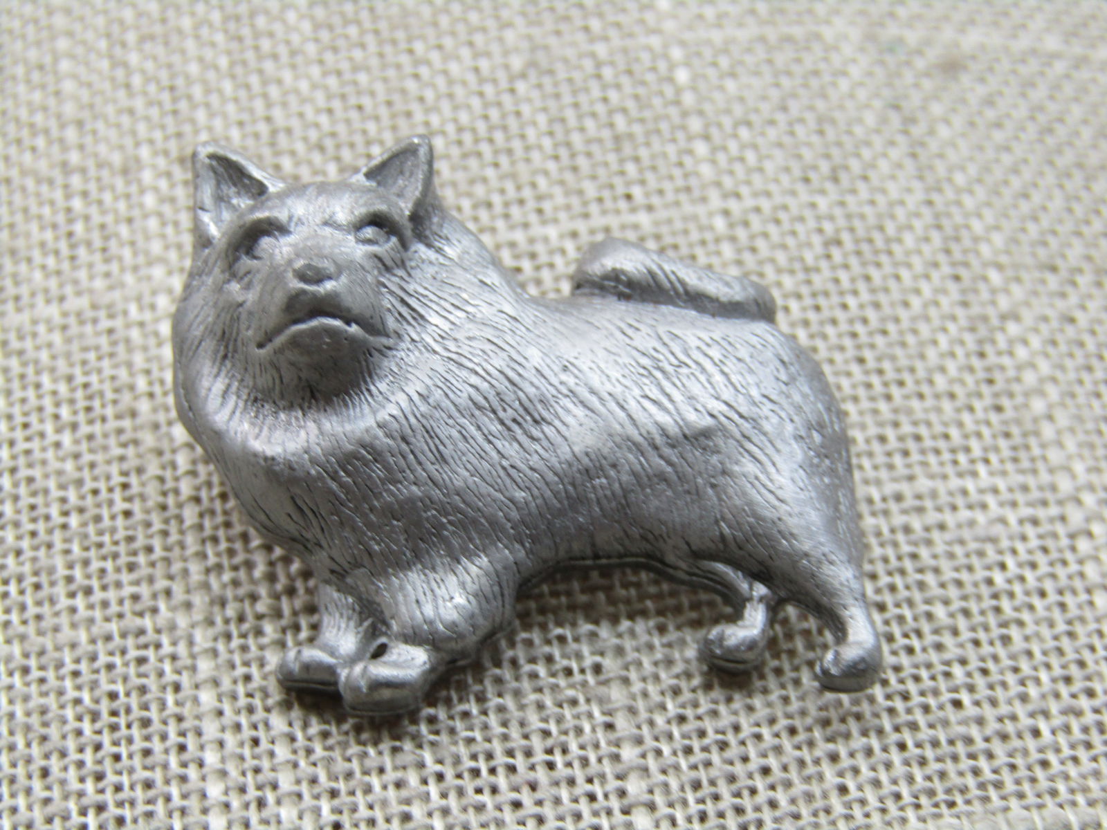 Vintage Pewter Husky/Keeshond Tack Pin/Brooch, 1.25": Vintage Pewter Husky/Keeshond Tack Pin/Brooch, 1.25" wide and 1" tall. Tack Pin/Brooch. Very good condition. Not signed by the maker. Unisex. Reserve: $20.00 Shipping:Domestic: Flat-rate of $6.00