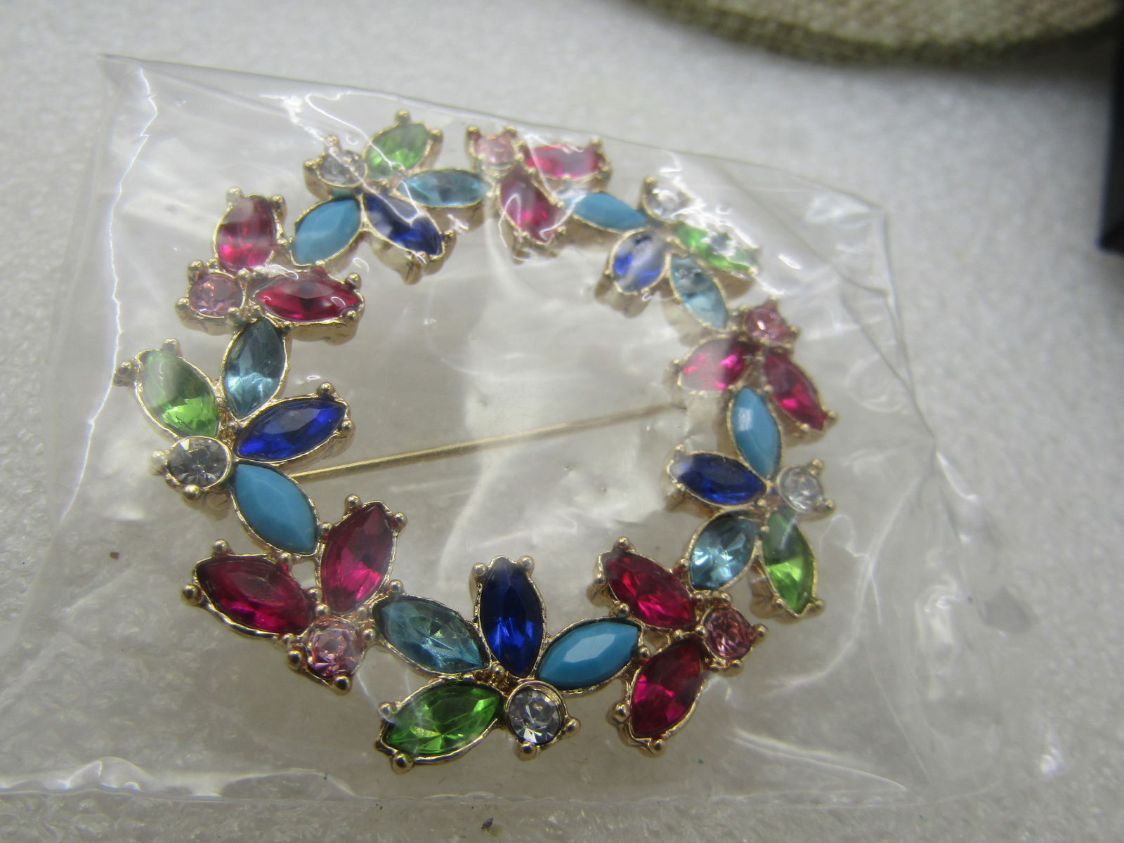 Avon Rhinestone Wreath Brooch, New in Box, Gold-Tone, Unopened - 6