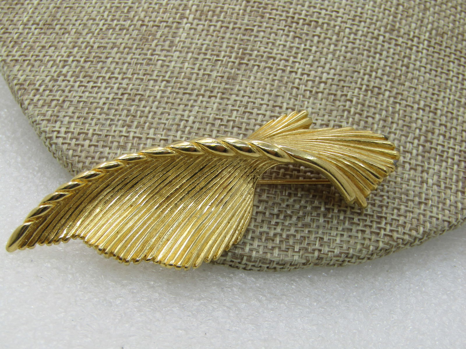 Vintage Monet Stylized Leaf Brooch, 1960's, Gold Tone 3": Vintage Monet Stylized Leaf Brooch, 1960's, Gold Tone 3" nd slightly over 1" wide. Ridged design with a higher center. Modern design. Very good condition. (INV. WBLMX13o14.5 SS2297 J LD 8/17/20). 