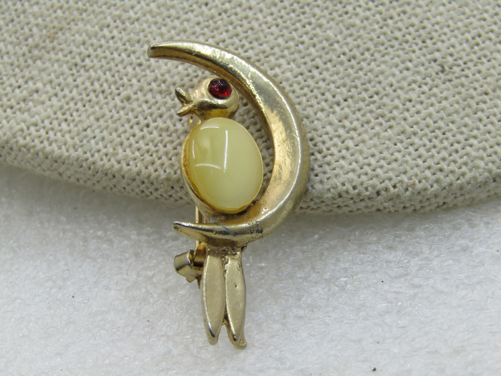 Vintage Moonstone Bird on Crescent Moon Brooch, Rhinestone Eye. Mid-Century` - 3