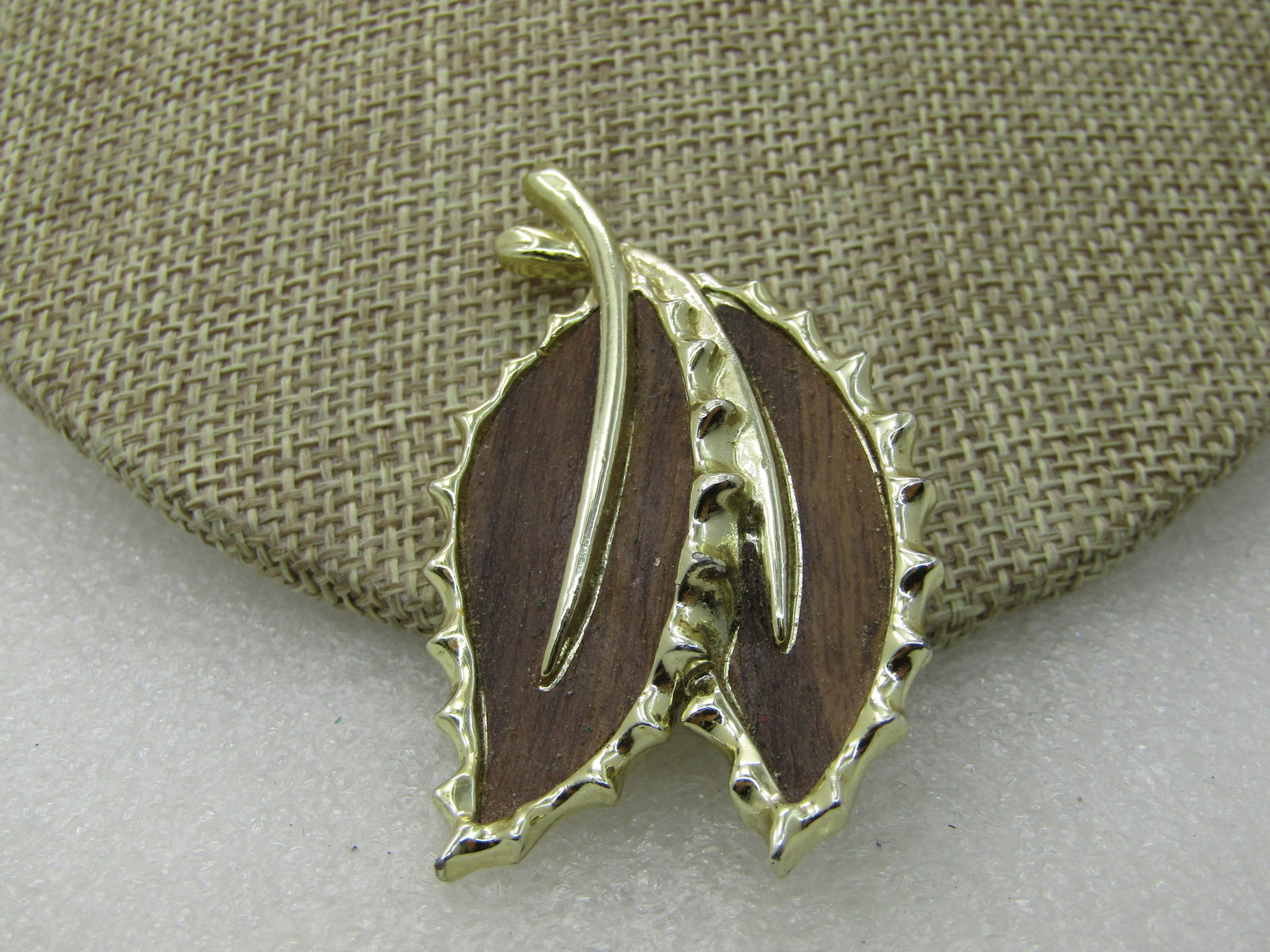 Vintage Sarah Coventry Woodgrain Leaf Brooch, 2.5", 1960's-1970's: Vintage Sarah Coventry Woodgrain Leaf Brooch, 2.5", 1960's-1970's and appx. 1.25" wide. Brown woodgrain leaf with smooth gold finish for the edges and the center vein. Two leaves. Signed Sarah Coventr
