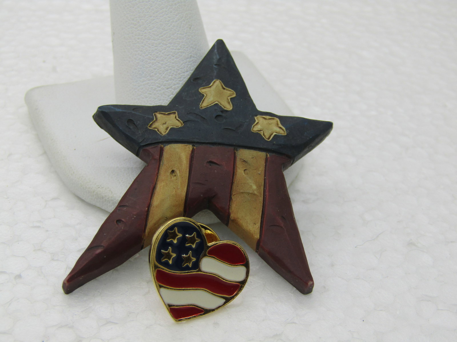 2 USA Flag Brooches/Pins, Star and Heart Flag (1 of 5)
