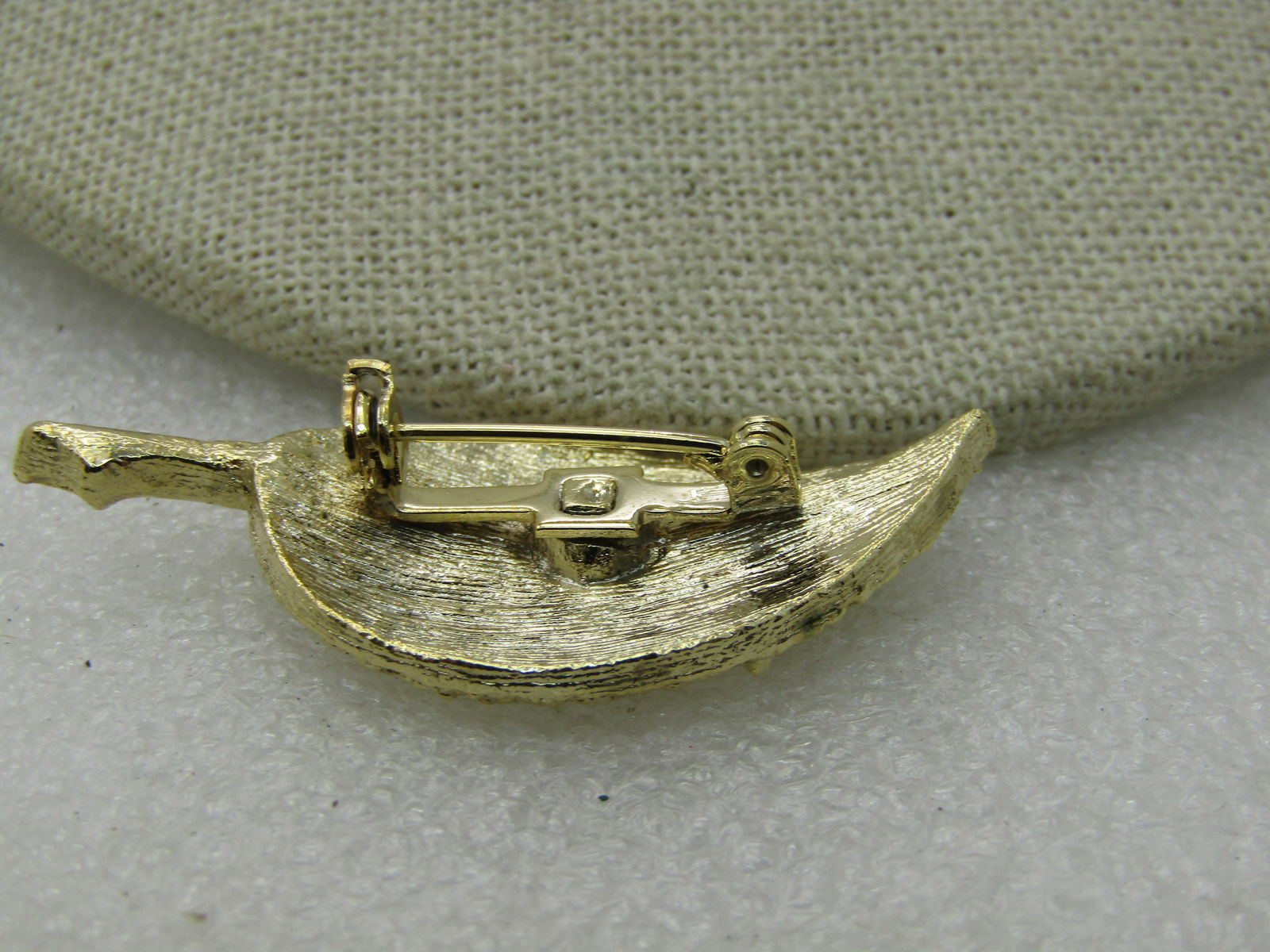 Vintage Gold Tone Leaf Brooch, Textured, 1960's, 1.75", Original Box - 5