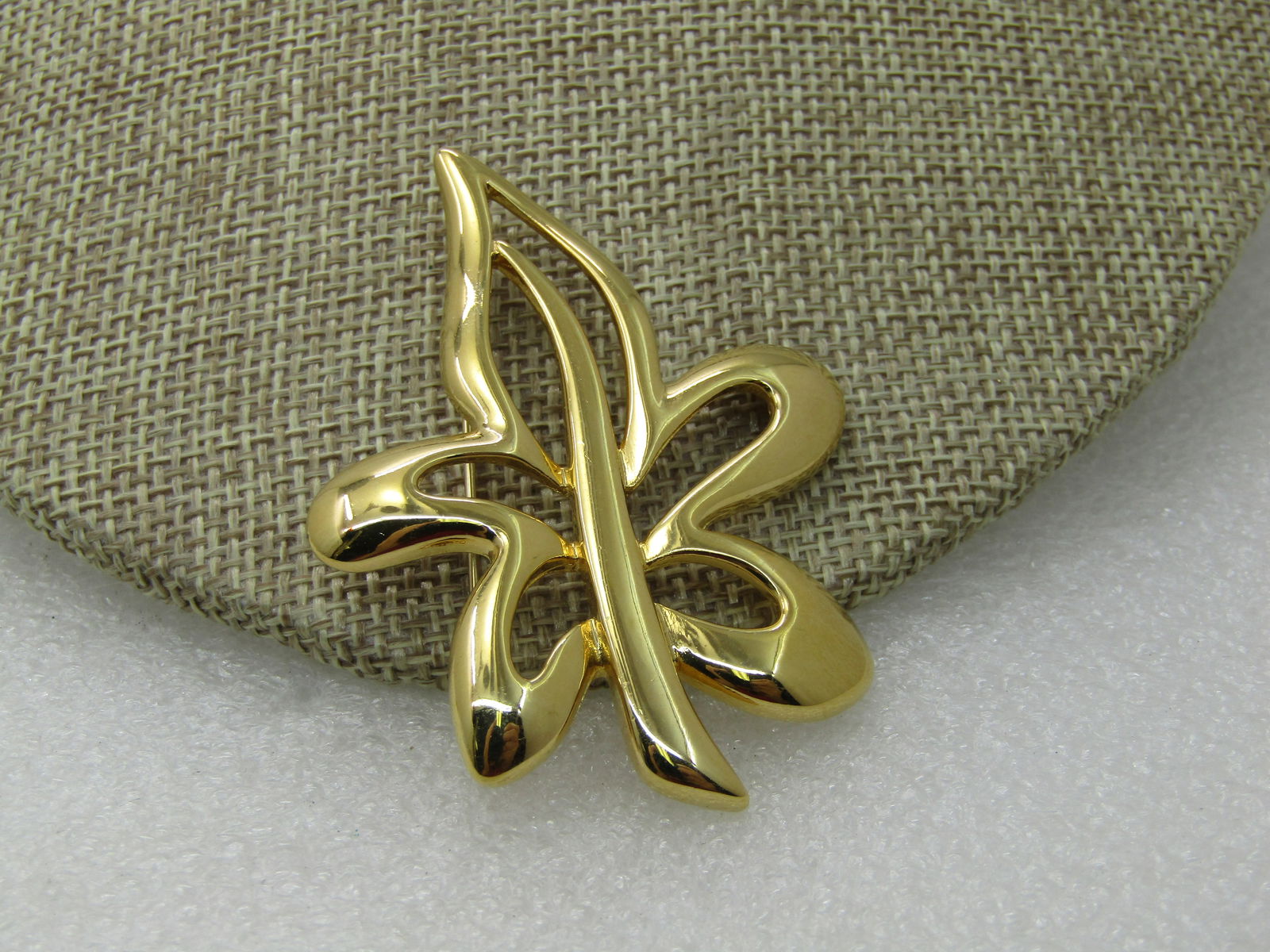 Vintage Napier Gold Tone Open Leaf Brooch, 2.5": Vintage Napier Gold Tone Open Leaf Brooch, 2.5", open and smooth and rounded design. 1970's-1980's. Very good condition. (INV.W71520.5 SS2260 J LD 8/19 Reserve: $30.00 Shipping:Domestic: Flat-rate
